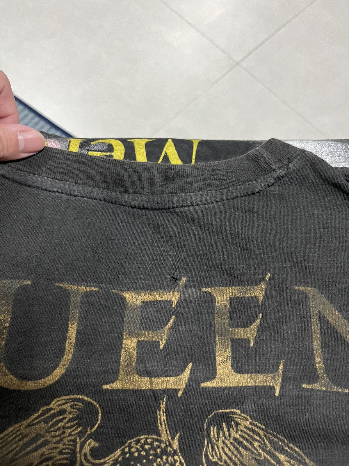 Band Tees Vintage Queen 90s t shirt Size US L / EU 52-54 / 3 - 6 Thumbnail