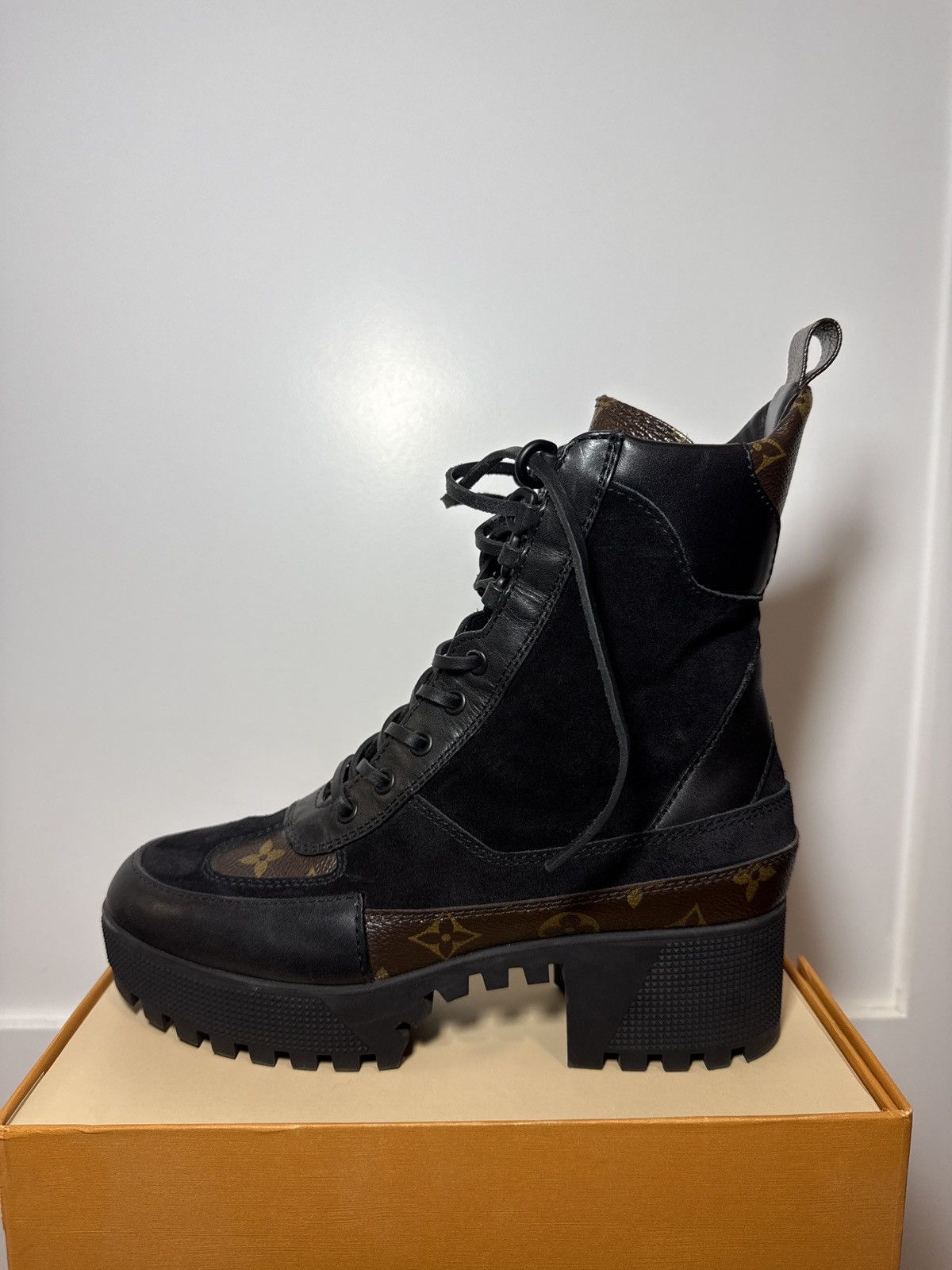 Louis Vuitton Wmns Laureate Platform Desert Boot 'Noir'