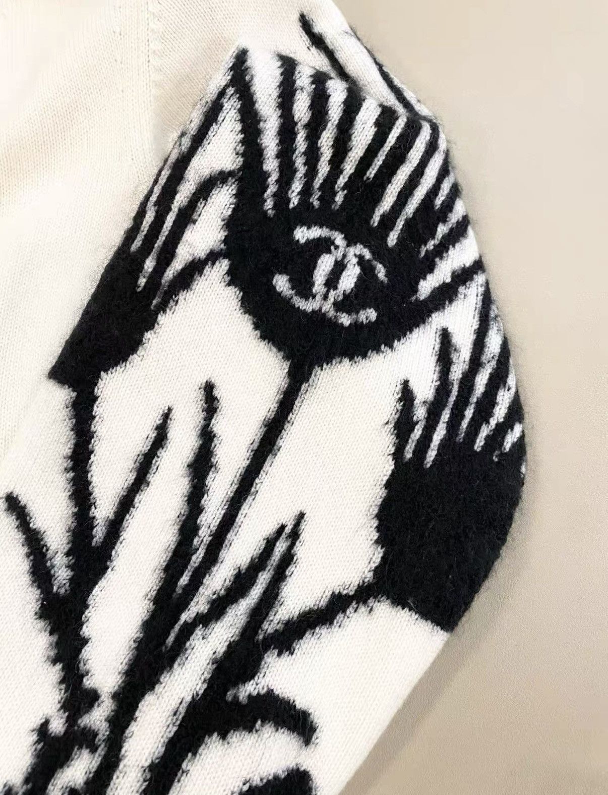 Chanel Chanel Classic Castle Collection White Cashmere Cardigan J33 Size XS / US 0-2 / IT 36-38 - 3 Thumbnail