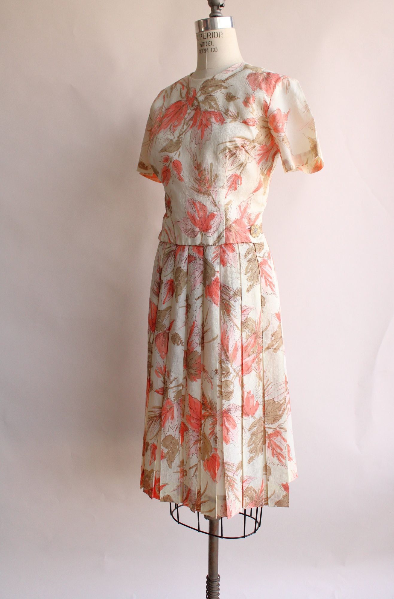 Vintage Vintage 1960s Dress, Floral Print With Lucite Buttons, Full Size M / US 6-8 / IT 42-44 - 7 Thumbnail