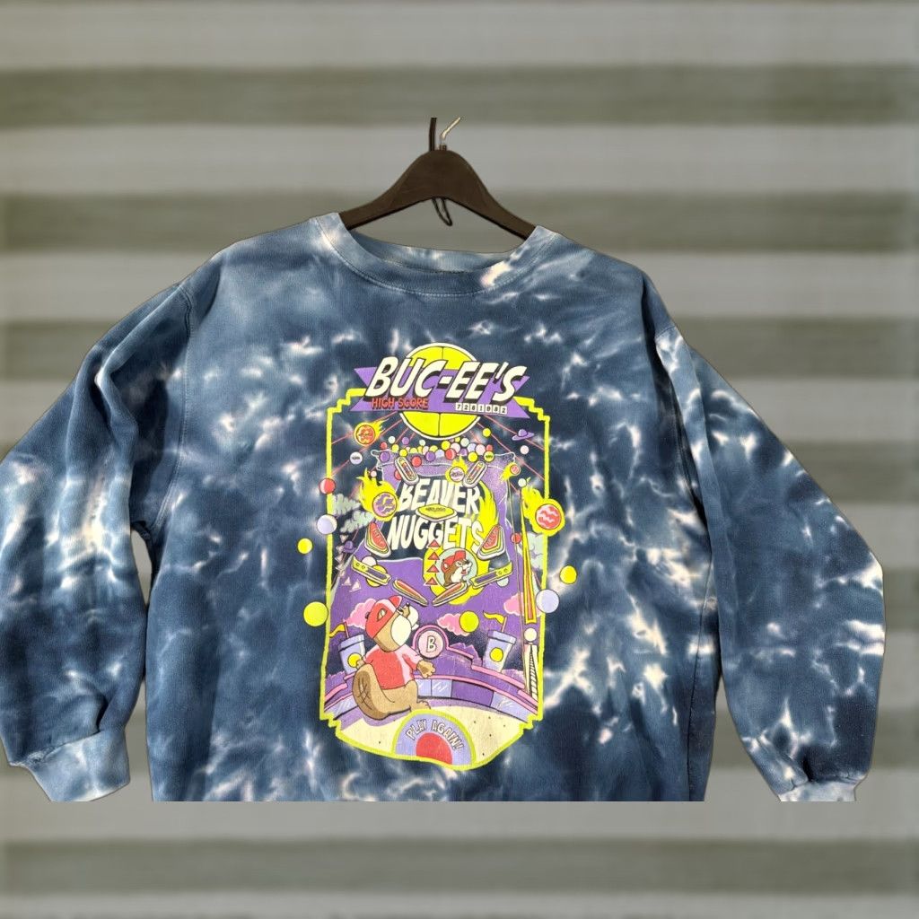 Vintage Buc-ee's Sweatshirt Womens L Blue Tie Dye Fleece Beaver Nuggets Graphic Crew Neck Pullover Size L / US 10 / IT 46 - 1 Thumbnail