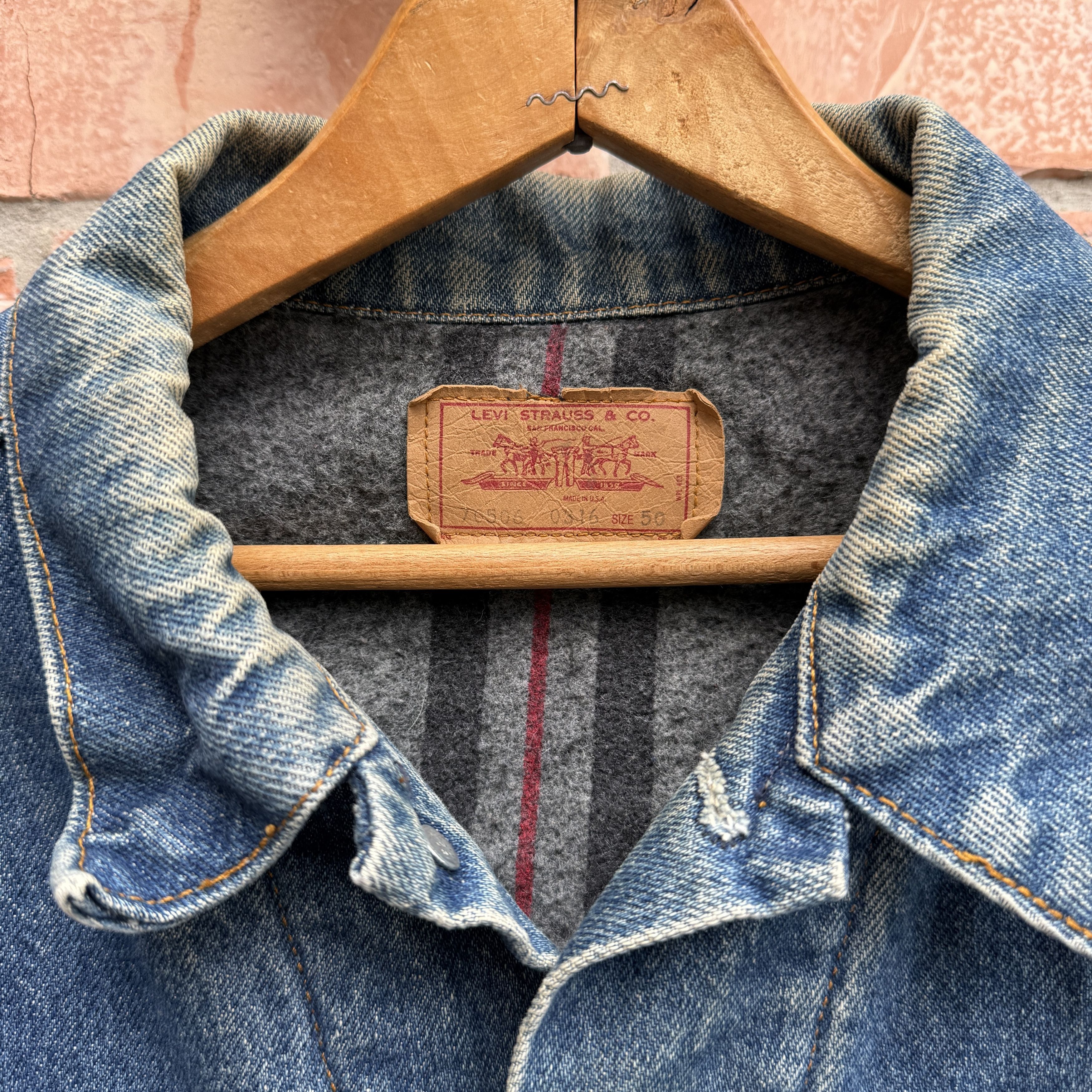 Levi's Vintage Levi 1980s Blanket Lined Denim Trucker Jacket Size US XL / EU 56 / 4 - 2 Thumbnail