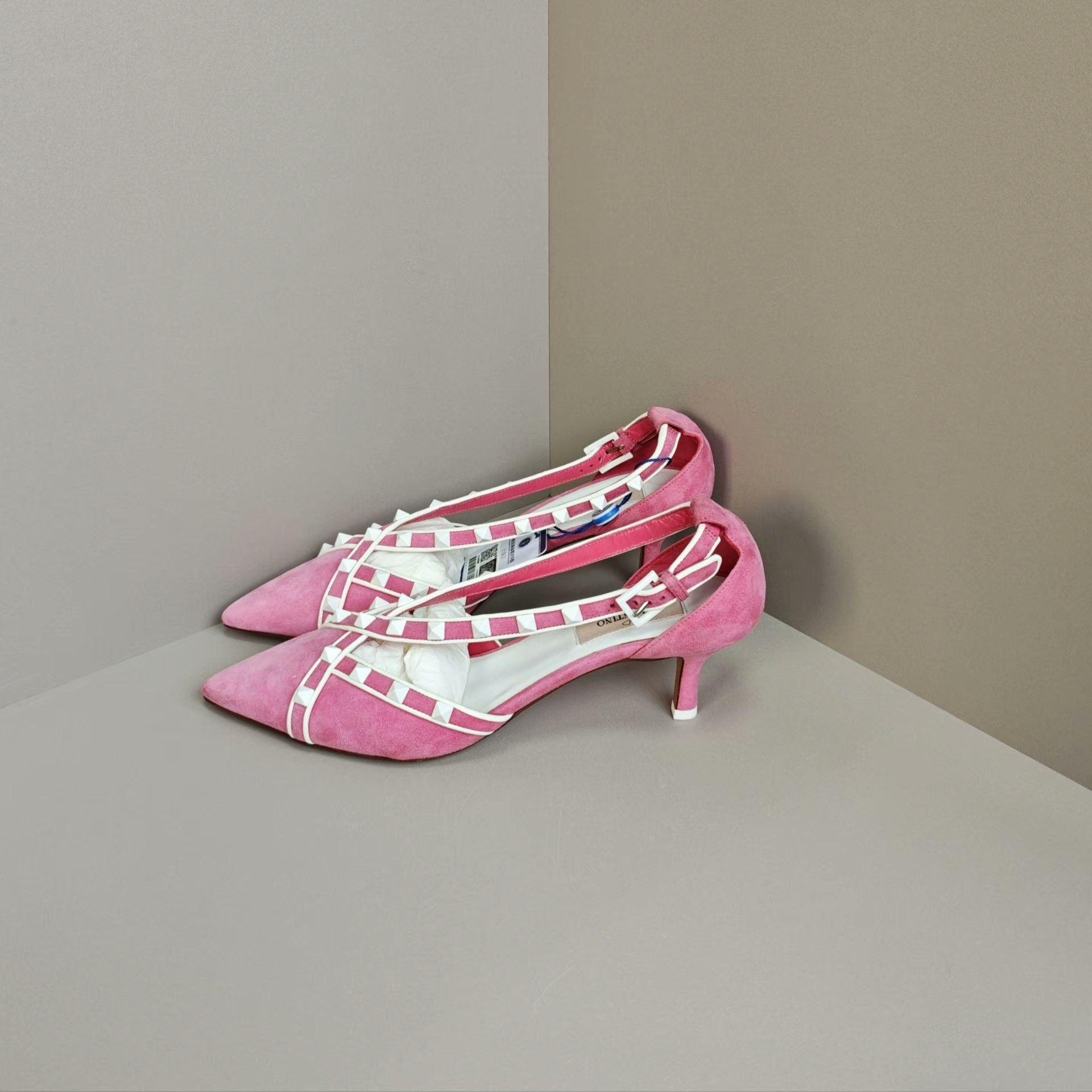 Valentino Valentino Lowtop Sneakers us_8 Women Size US 8 / IT 38 - 1 Thumbnail