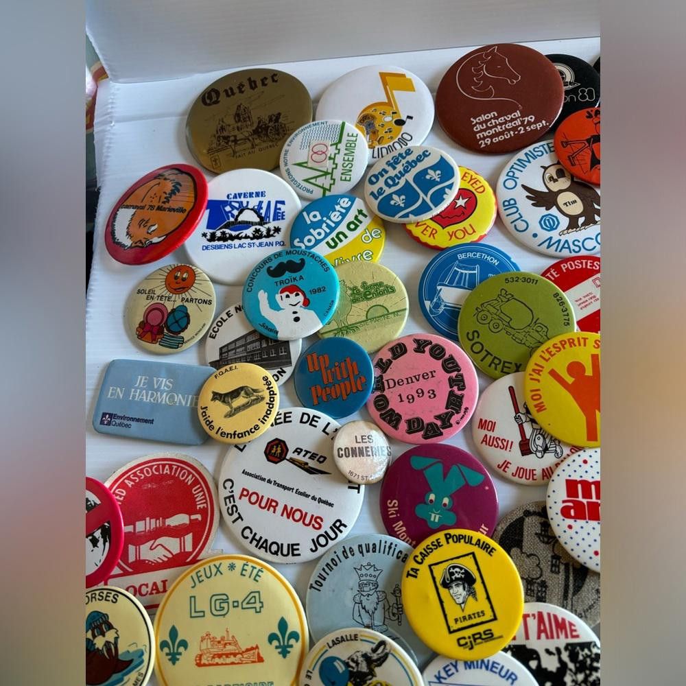 Designer Lot of 90 French Canadian Vintage/Retro Badges from the 70s Size ONE SIZE - 4 Thumbnail