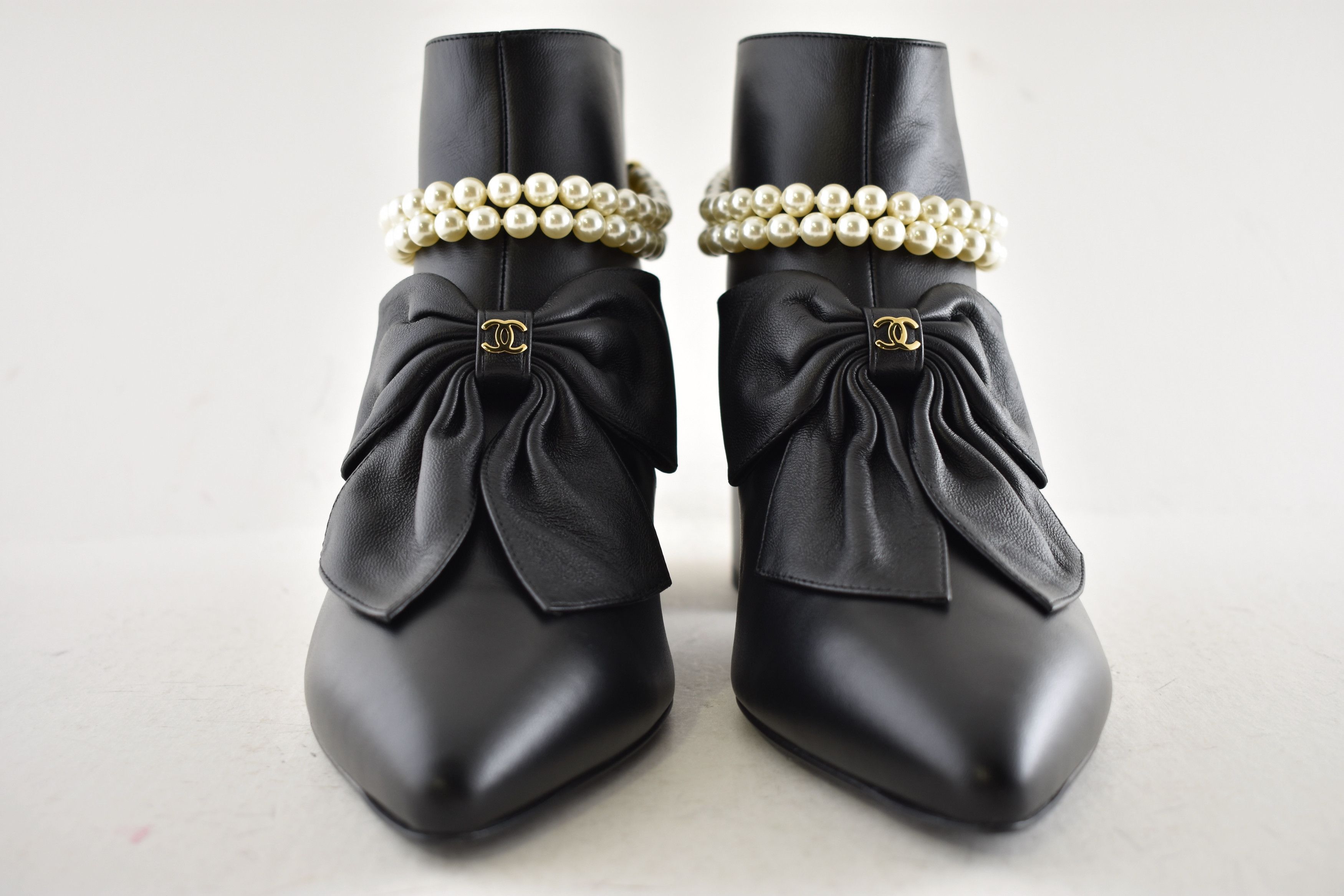 Chanel Chanel 24A Pearl CC Bow Pointed Short Ankle Heel Boots 38 Size US 8 / IT 38 - 9 Thumbnail