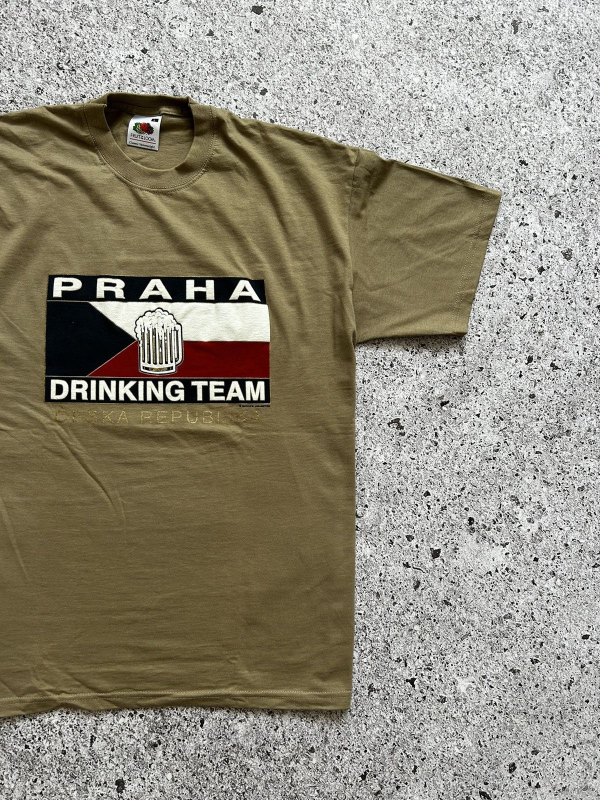 Vintage Vintage 1990’s Praha Drinking Team Graphic 3D Logo T-Shirt Size US XL / EU 56 / 4 - 3 Thumbnail