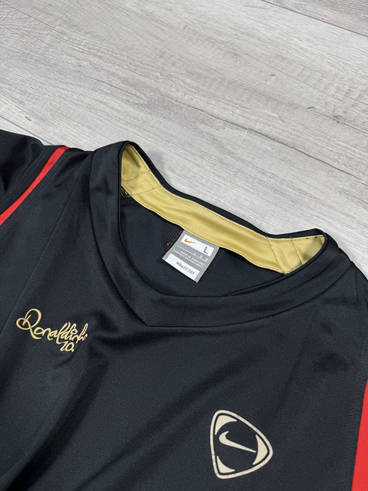 Vintage Vintage Nike R10 Ronaldinho Football Soccer Train Jersey Size US L / EU 52-54 / 3 - 8 Thumbnail