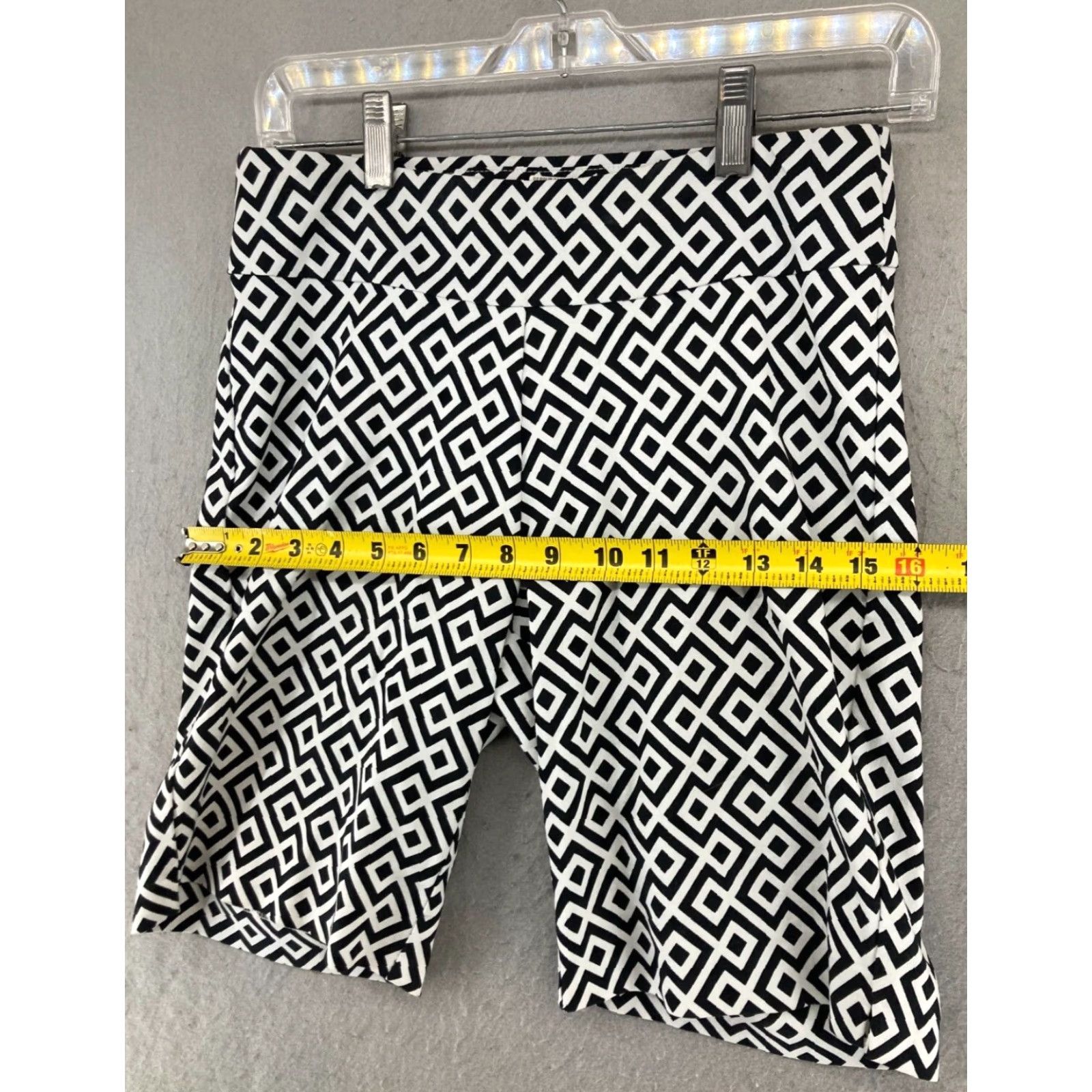 Vintage Krazy Larry Bermuda Stretch Womens Shorts Geometric Black 2 Bermuda Stretch Casual Travel Inseam 8 Nylon Spandex Rayon Flat Front Classic Size 26" / US 2 / IT 38 - 3 Thumbnail
