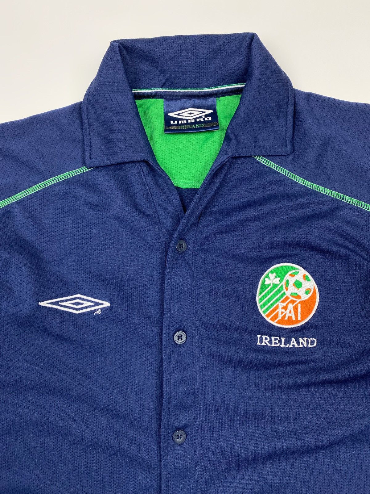 Umbro 2003/04 Ireland Team Button Up Football Leisure Jersey Size US S / EU 44-46 / 1 - 2 Thumbnail