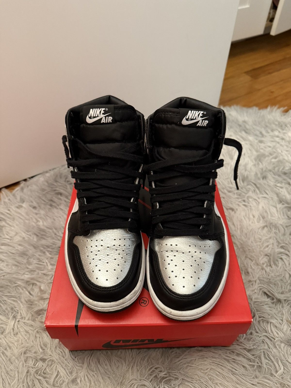 Jordan Brand WMNS Air Jordan Retro 1 High OG Silver Toe Size US 7.5 / IT 37.5 - 3 Thumbnail