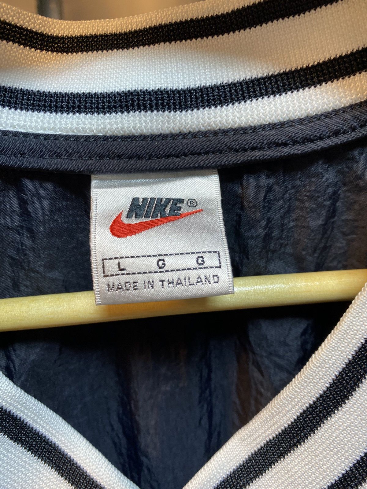 Nike Vintage Nike V- Neck Windbreaker Size US L / EU 52-54 / 3 - 5 Thumbnail