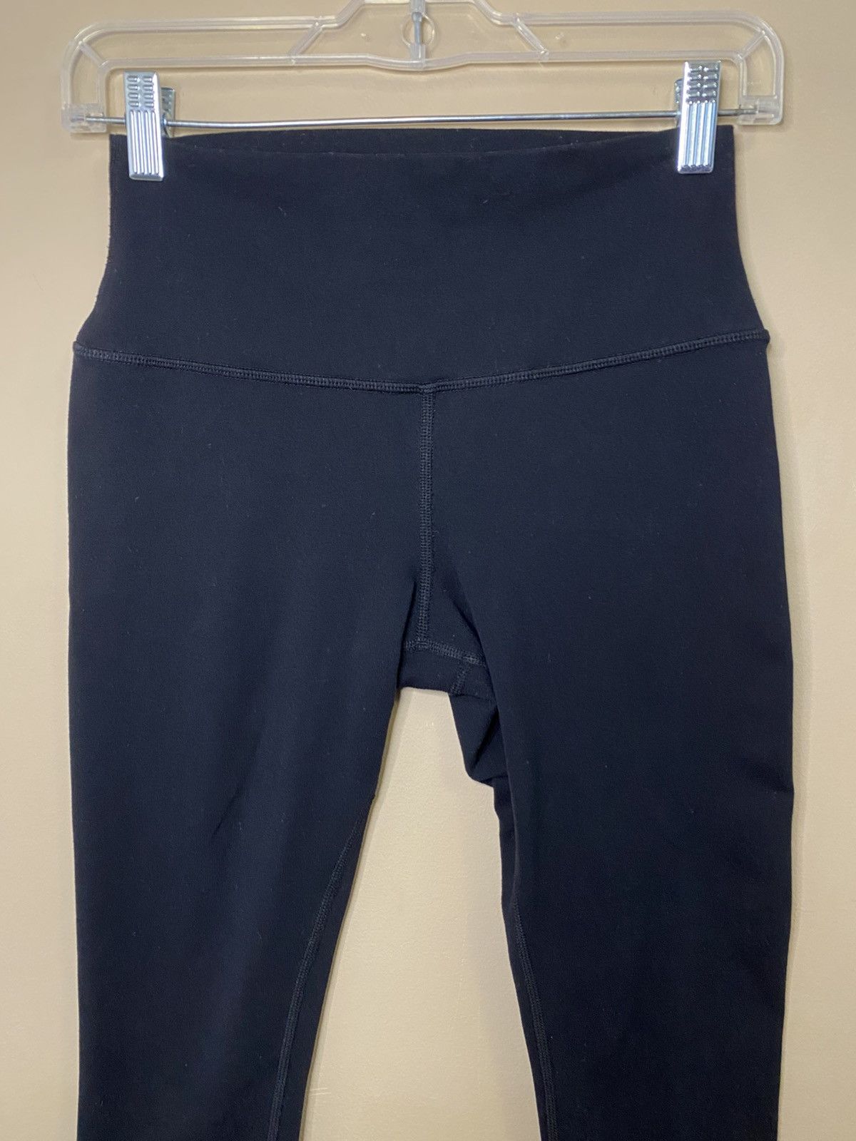 Alo Yoga ALO Yoga Black High-Waisted Airbrush Capri Leggings Size 27" / US 4 / IT 40 - 5 Thumbnail