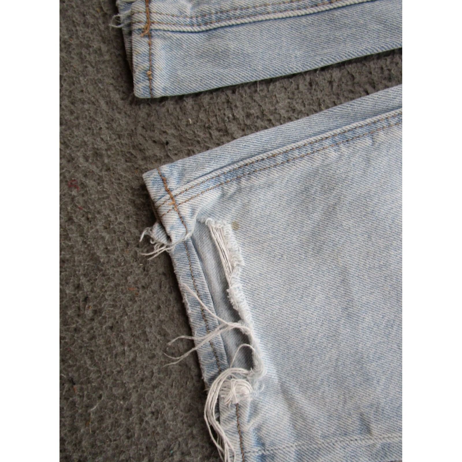 American Eagle Outfitters American Eagle Outfitters Denim Mom Jeans Distressed Light Wash 8 Short Blue Cotton 5-Pocket Womens Jeans Size 30" / US 8 / IT 44 - 2 Thumbnail