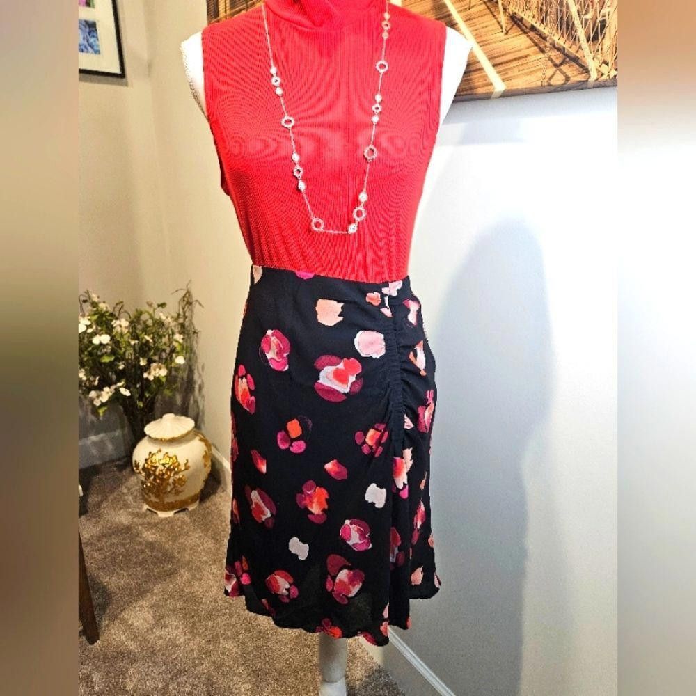 Designer Cabi Floral Skirt with ruched side Size 32" / US 10 / IT 46 - 1 Thumbnail