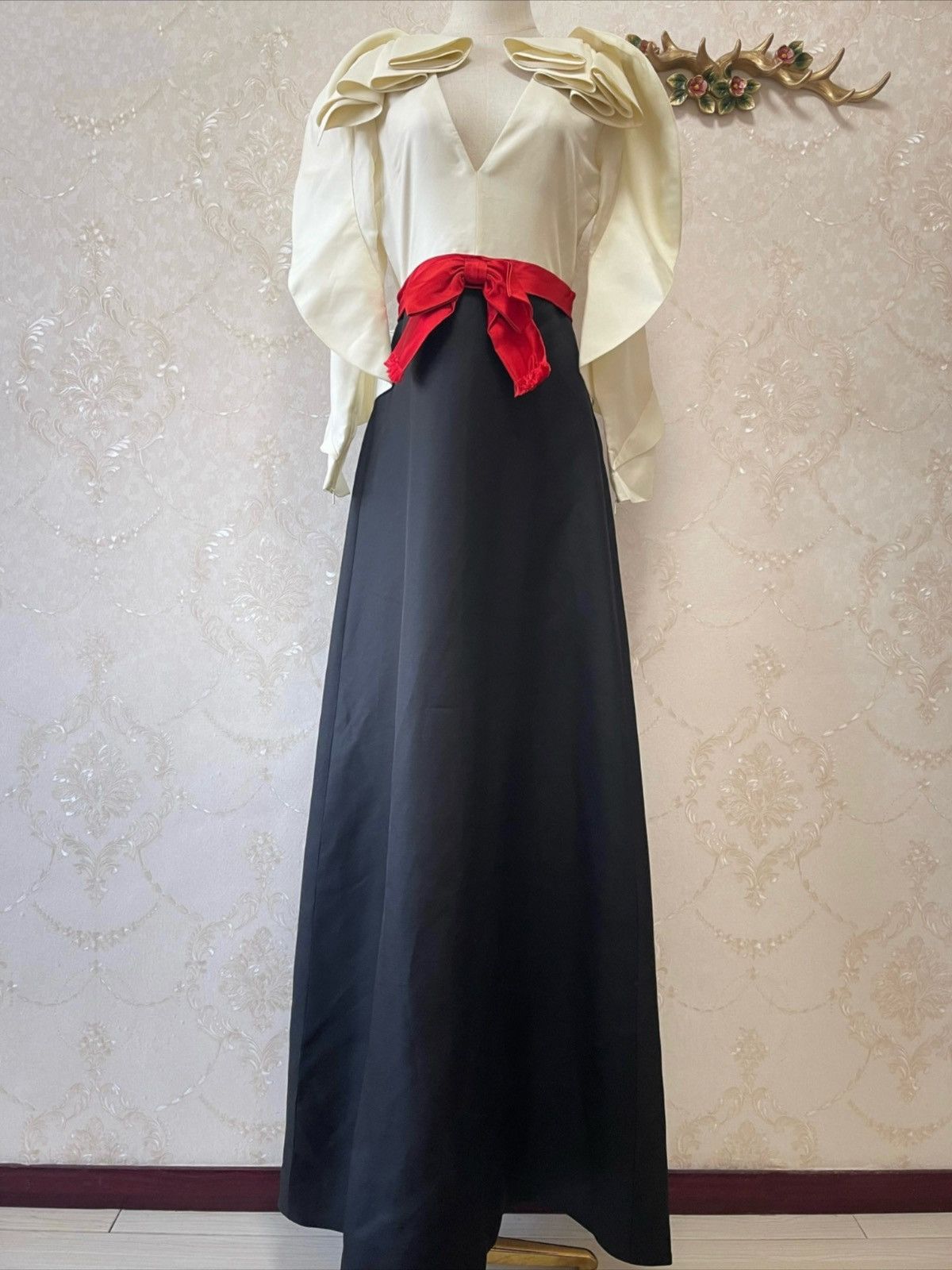 Gucci GUCCI Block Ivory Pleated V-Neckline Red Bow Maxi Gown Size S / US 4 / IT 40 - 2 Thumbnail