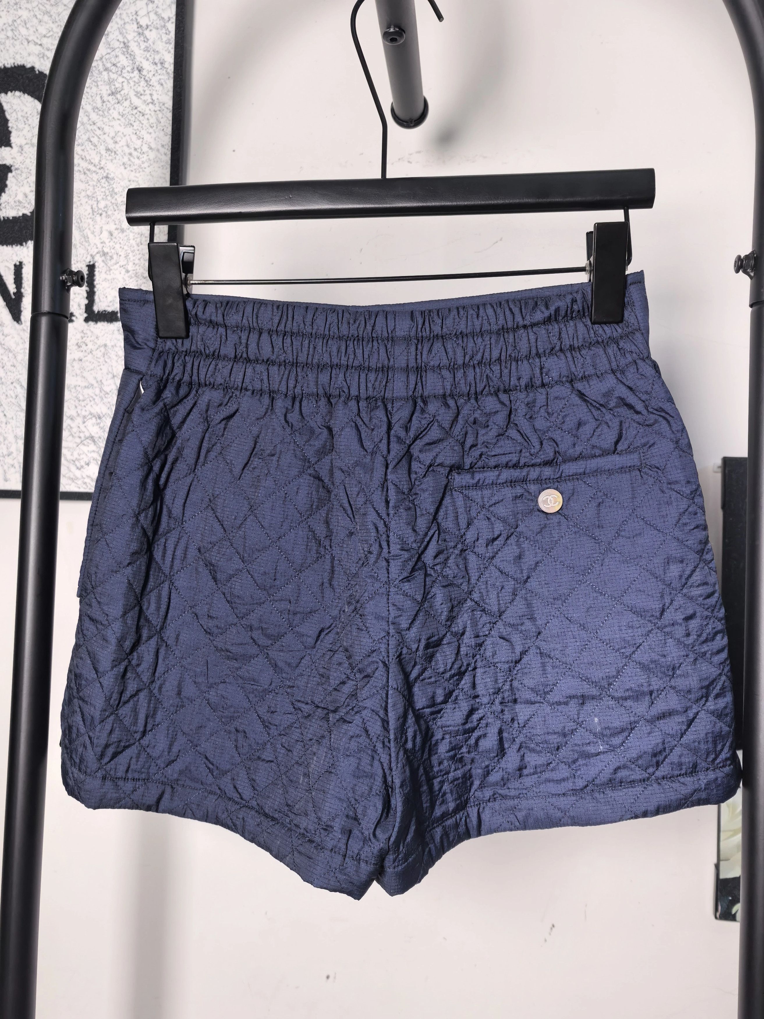 Chanel Chanel 98% New Shorts (Authenticated) Size 25" / US 0 / IT 36 - 1 Thumbnail