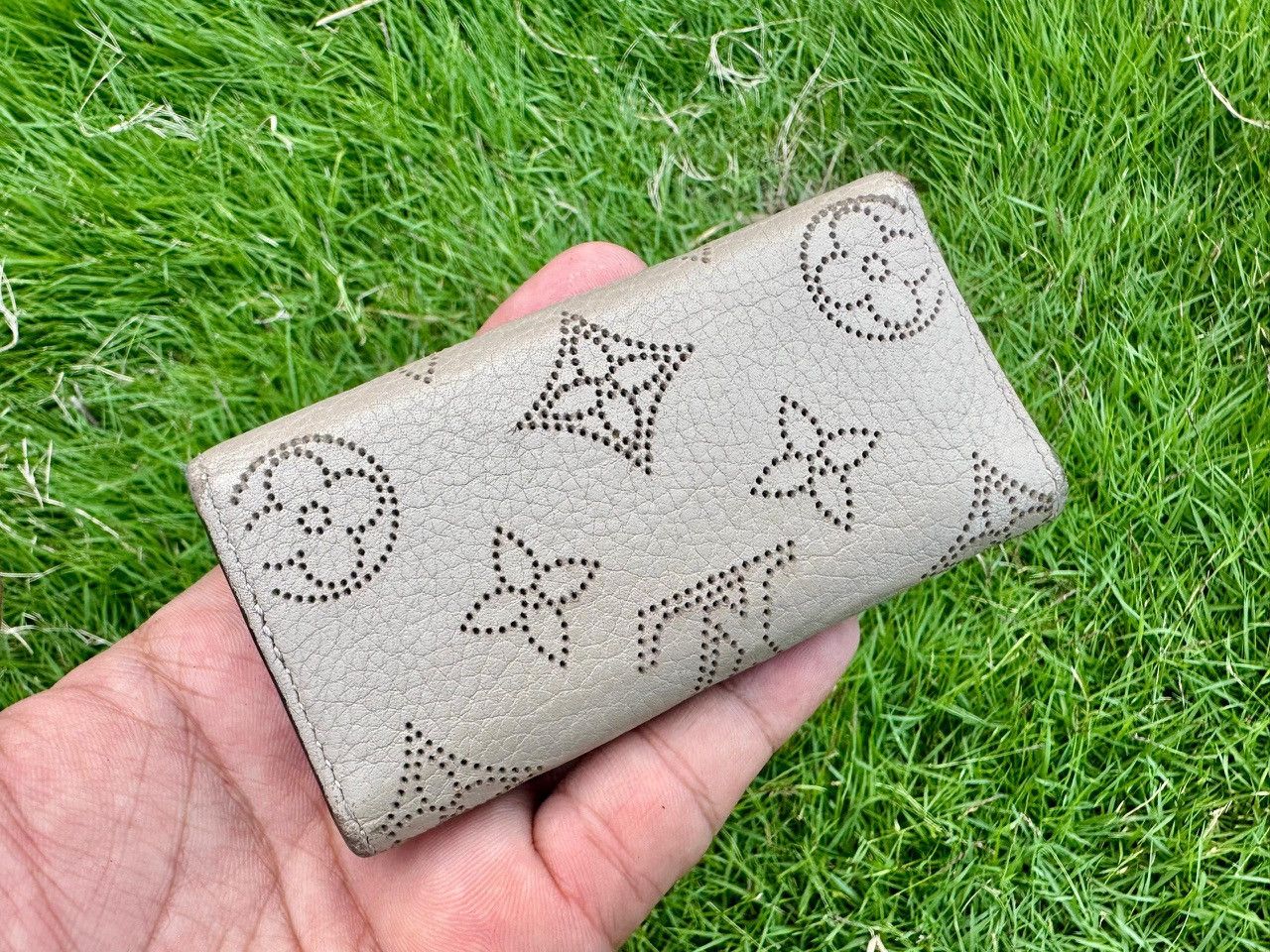Louis Vuitton Authentic Louis Vuitton Mahina Leather 4 Key Holder Size ONE SIZE - 2 Thumbnail