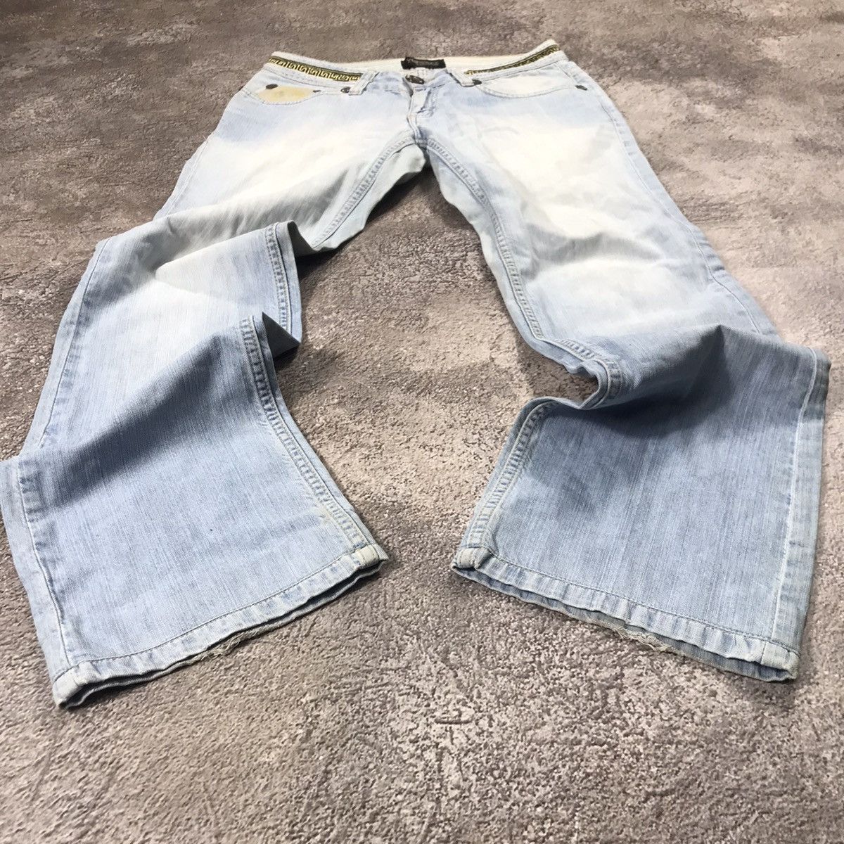 Vintage Vintage 90s Versace Jeans Couture Baggy Faded Jeans Logo 28 Size 28" / US 6 / IT 42 - 1 Thumbnail