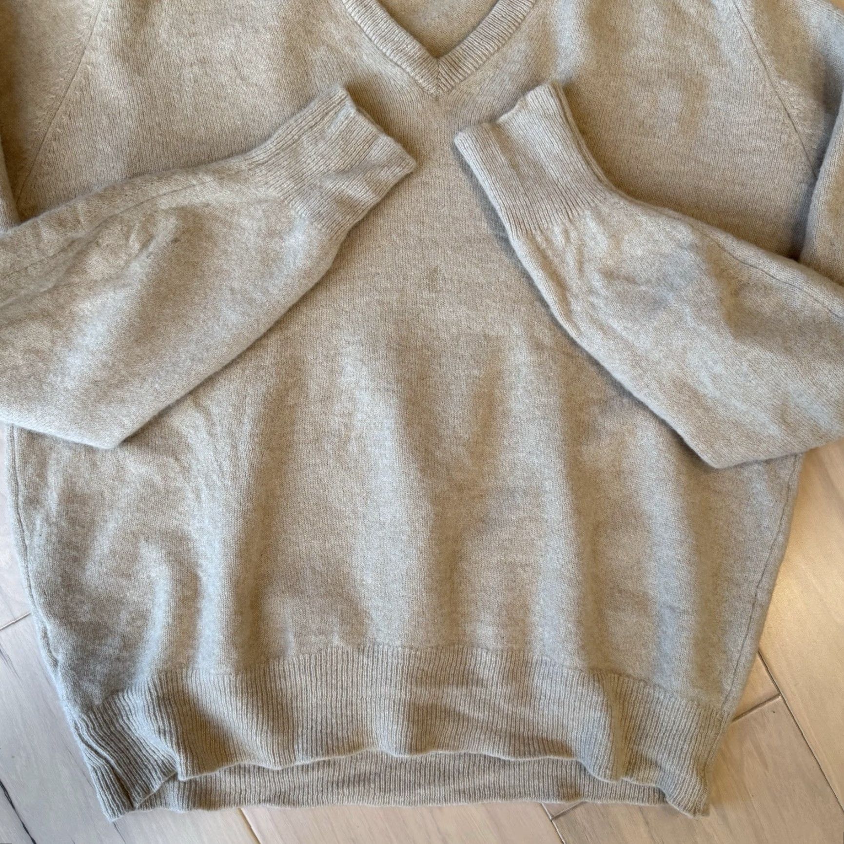 Brooks Brothers Vintage Brooks Brothers Lambswool Sweater Small Beige V Neck Mens Wool Pullover Knit Regular Solid Fashion Pattern Ac?t? Size US S / EU 44-46 / 1 - 5 Thumbnail