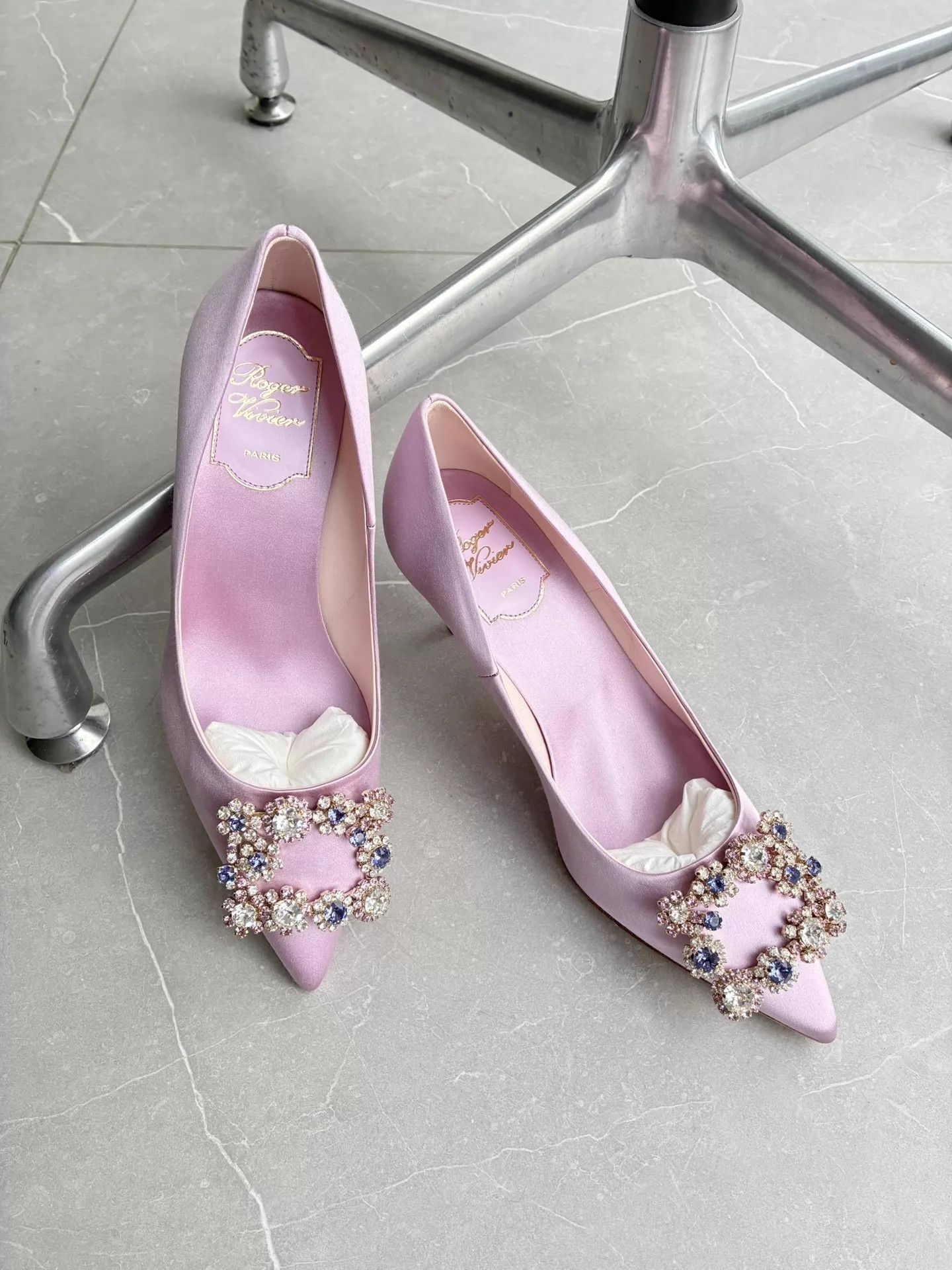 Roger Vivier Roger Vivier New Satin Pumps 36 Lilac Crystal Toe Size US 5.5 / IT 35.5 - 1 Thumbnail