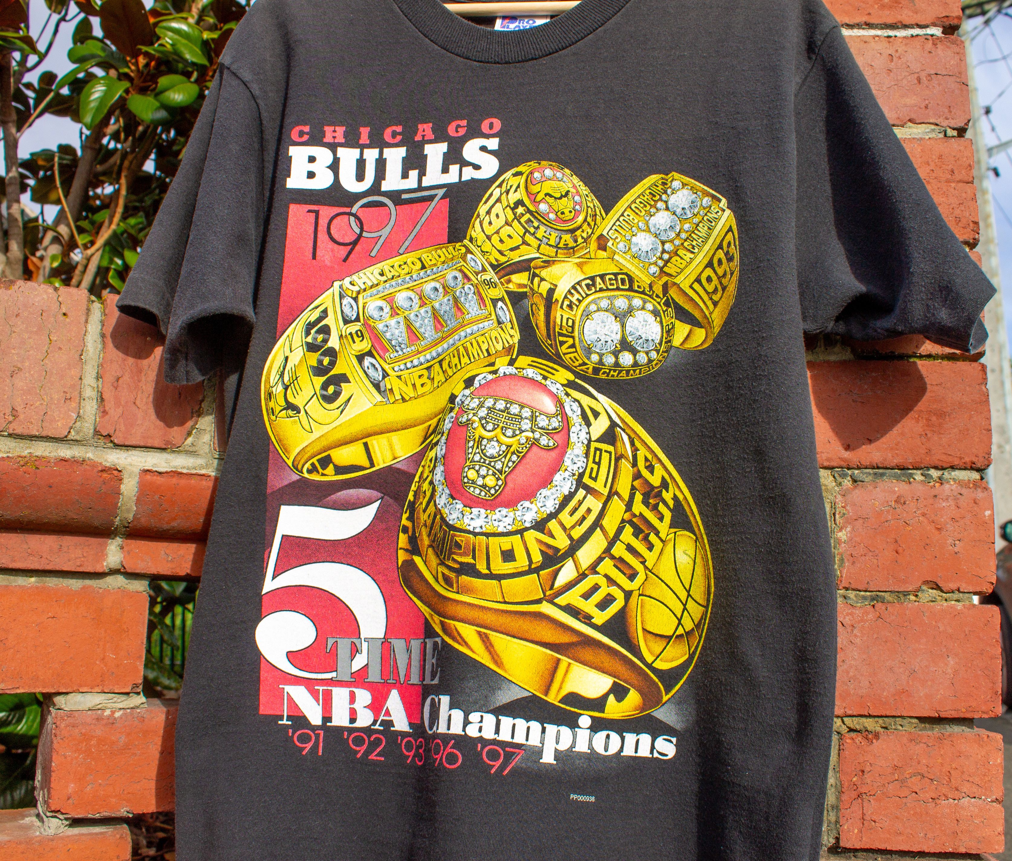 Pro Player RARE 1997 Chicago Bulls, 5 Time NBA Champions T-Shirt Size US M / EU 48-50 / 2 - 2 Thumbnail