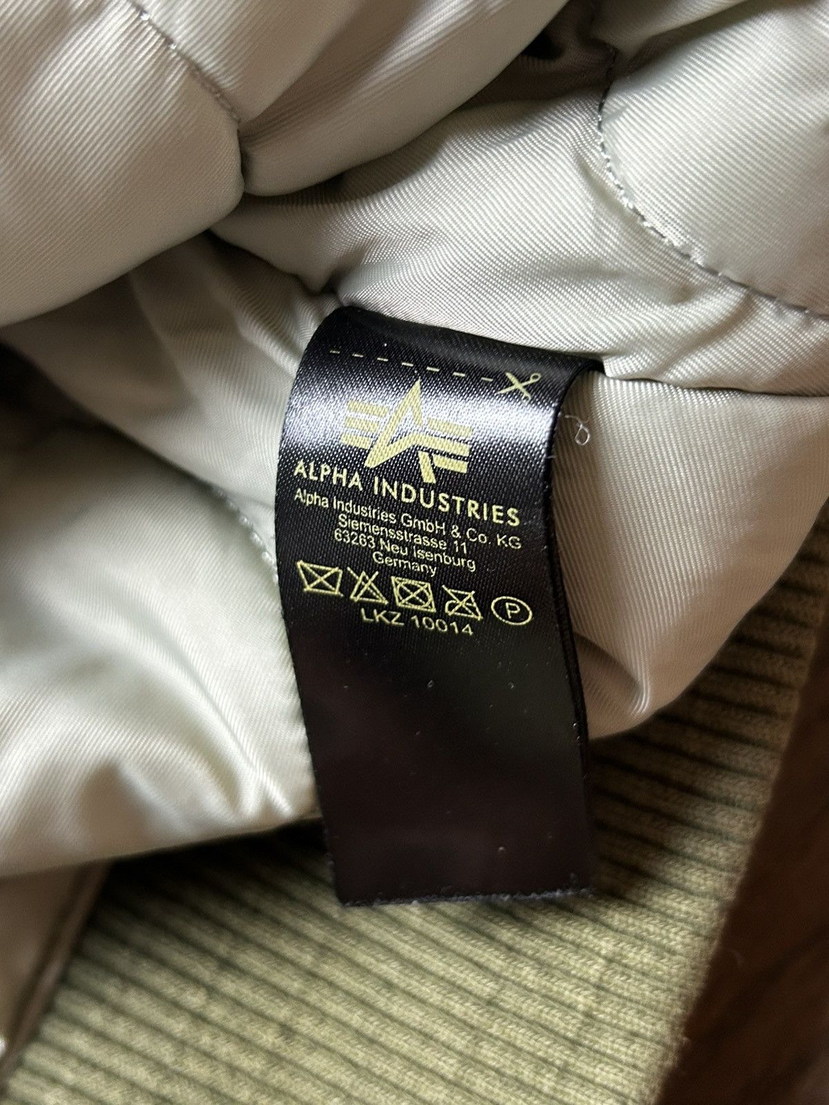 Alpha Industries Alpha Industries Engine Bomber Size US L / EU 52-54 / 3 - 8 Thumbnail