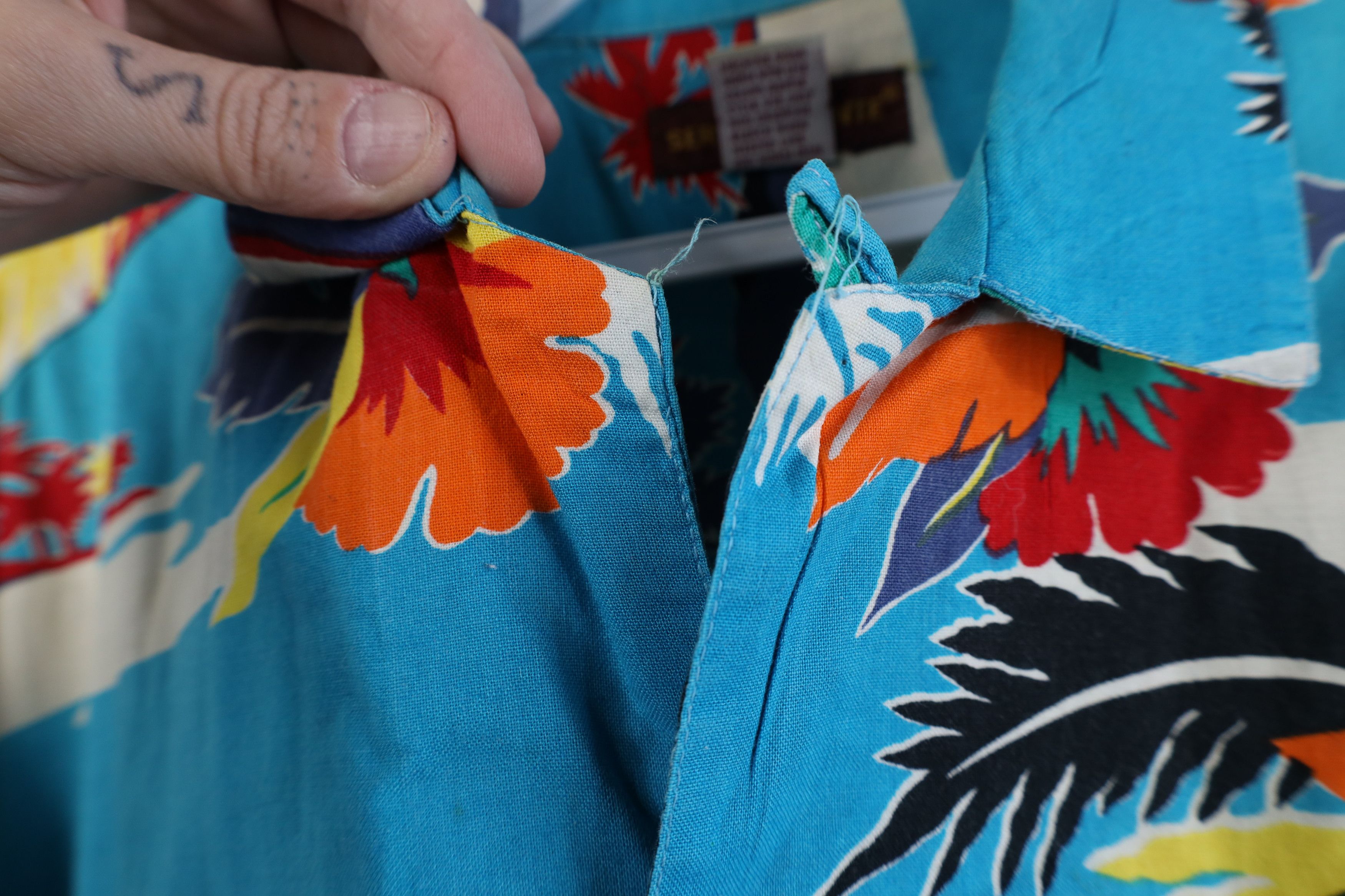 Vintage Vintage 80s Streetwear Looped Collar Hawaiian Button Shirt Size US L / EU 52-54 / 3 - 4 Thumbnail