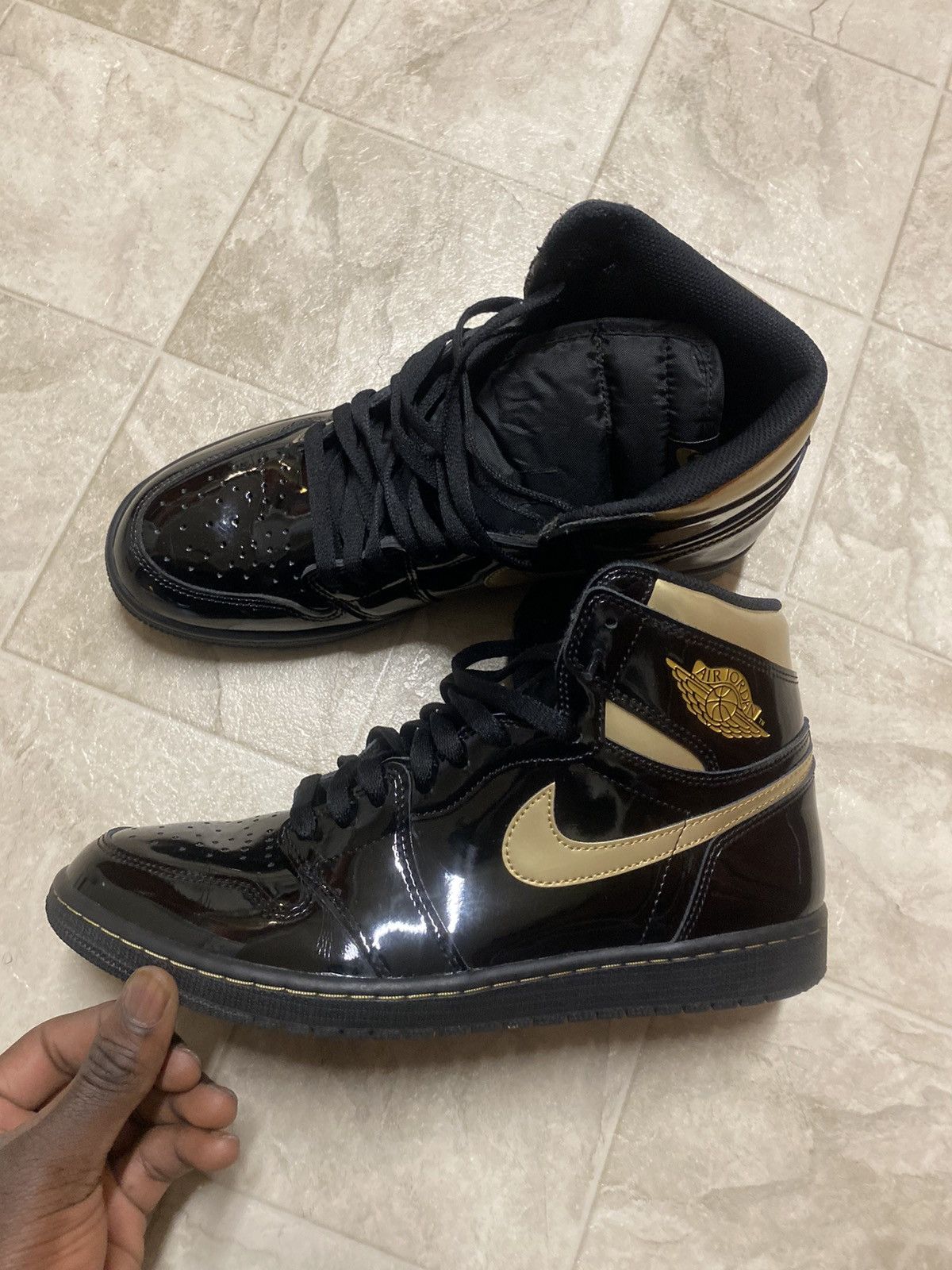 Jordan Brand Jordan 1 Retro High Black Metallic Gold (2020)s Size US 11 / EU 44 - 2 Thumbnail