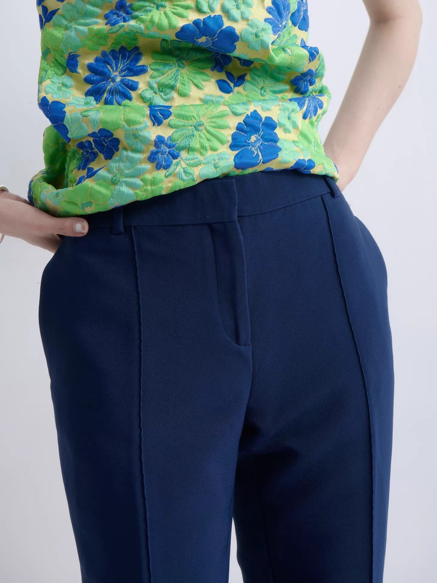 Phoebe Philo CELINE by Phoebe Philo Women's Navy Pleated Tapered Capri Size 27" / US 4 / IT 40 - 7 Thumbnail