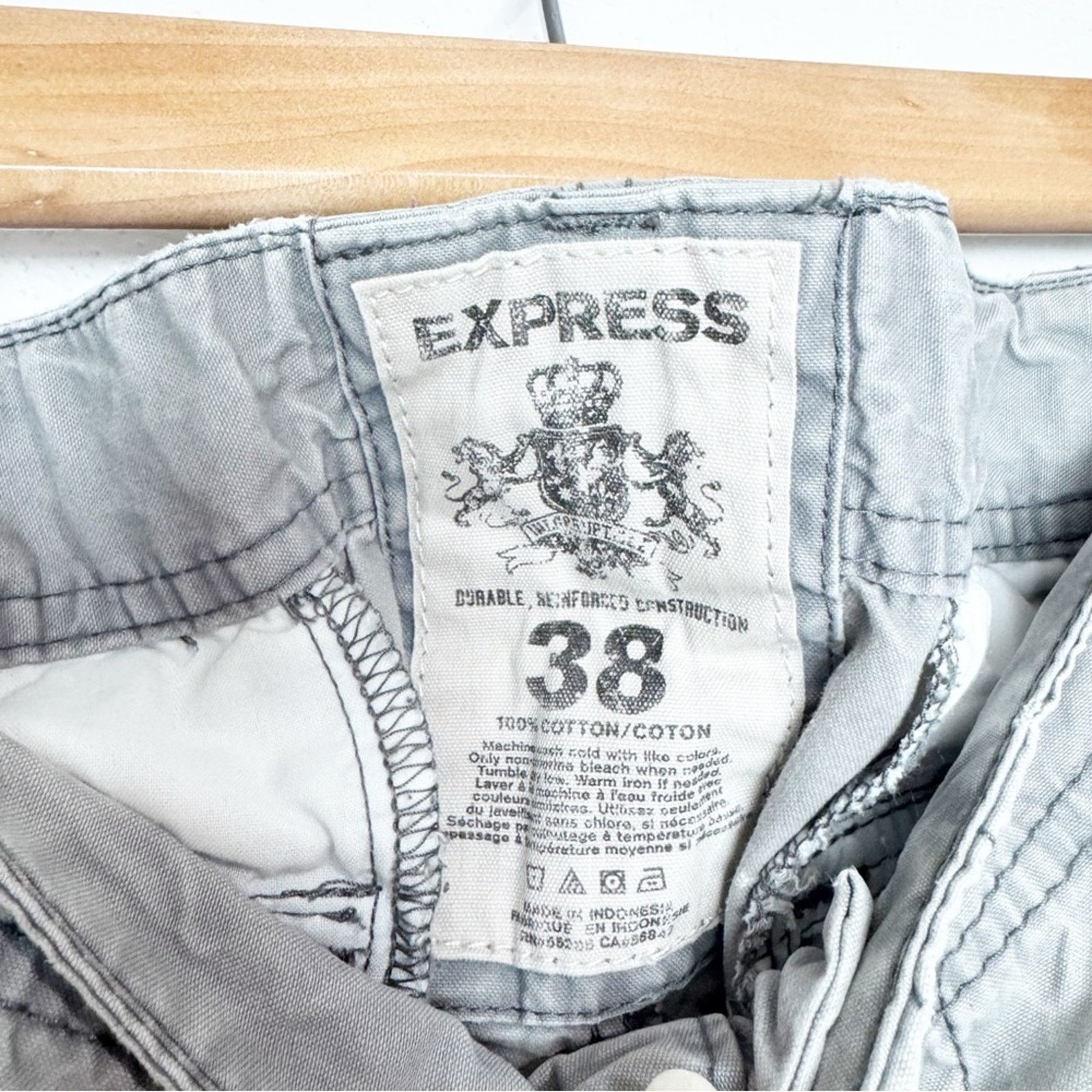 Express Express 10” Grey Contrast Stitch Cargo Shorts Men’s Size 38 Size US 38 / EU 54 - 4 Thumbnail