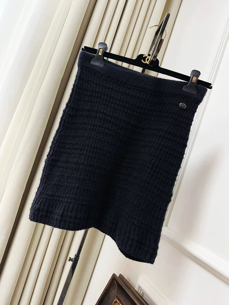 Chanel Chanel Black knitted skirt and short skirt Size 24" / US 00 / IT 34 - 1 Thumbnail