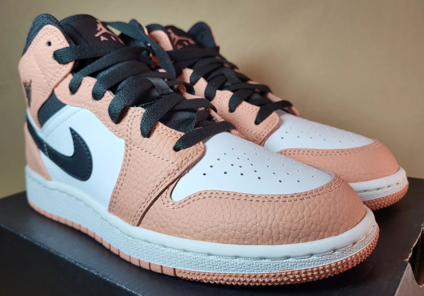 Nike Nike Air Jordan 1 Mid “Pink Quartz” (GS) – 555112‑603 Size US 6 / IT 36 - 10 Thumbnail