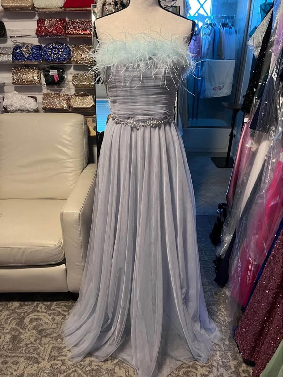 The Unbranded Brand Sz 6 light blue gown with feathers Size M / US 6-8 / IT 42-44 - 1 Thumbnail