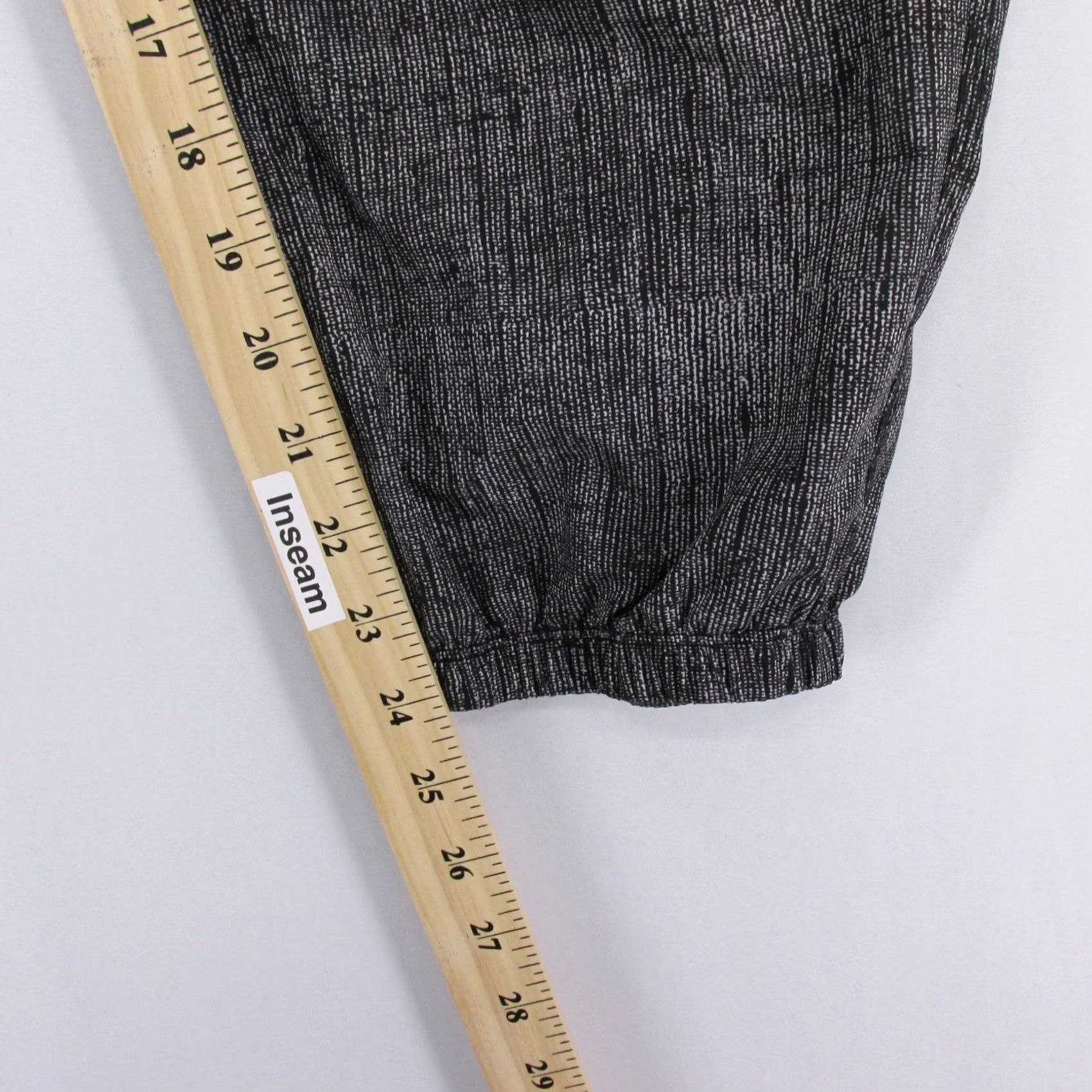 Lululemon Lululemon Joggers Womens 10 Black Print Lightweight Texture Pleated Go City And model Size 32" / US 10 / IT 46 - 7 Thumbnail