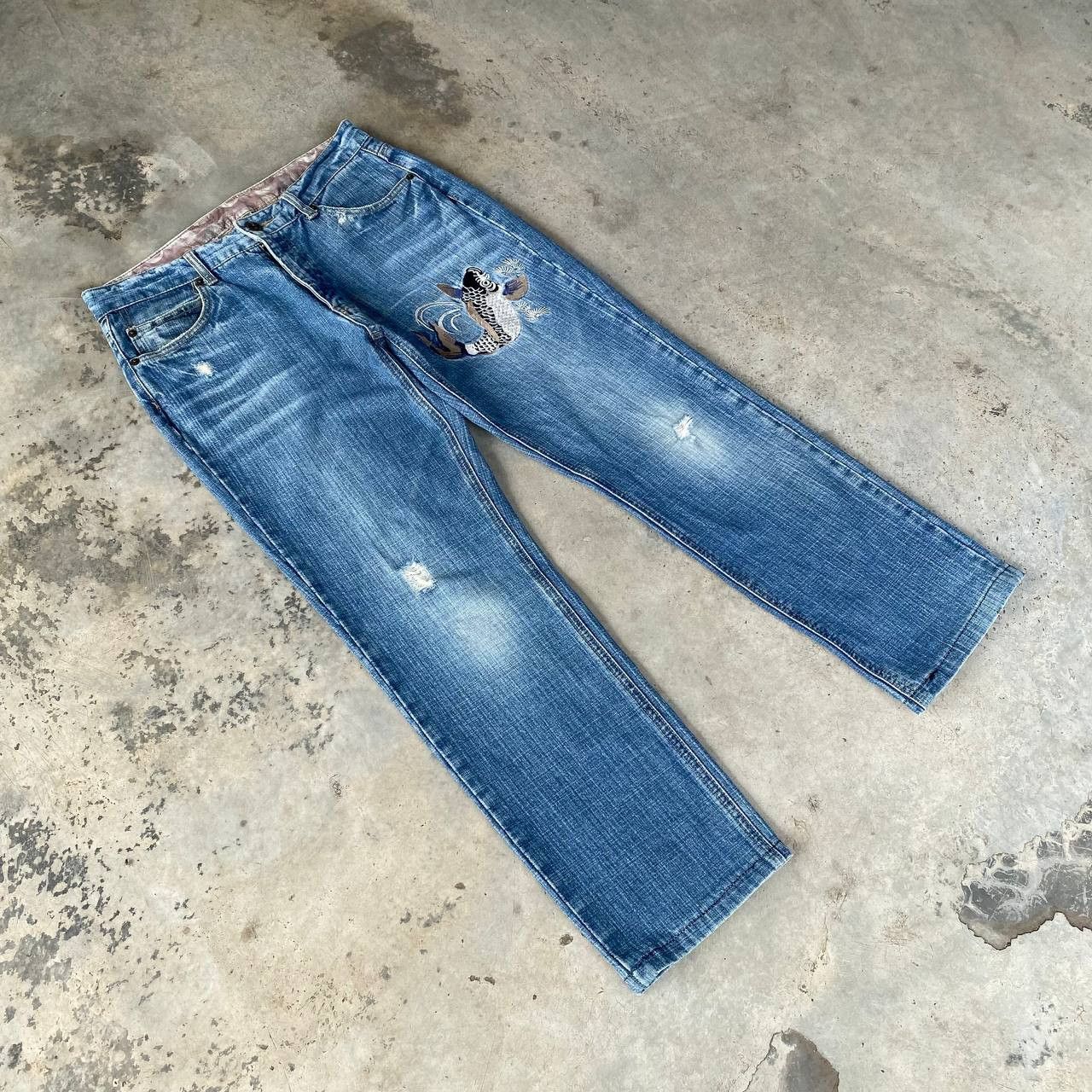 Japanese Brand × Kamakura JAPANESE BRAND SUKAJAN KOI FISH EMBROIDERED DISTRESSED JEAN Size US 31 - 2 Thumbnail