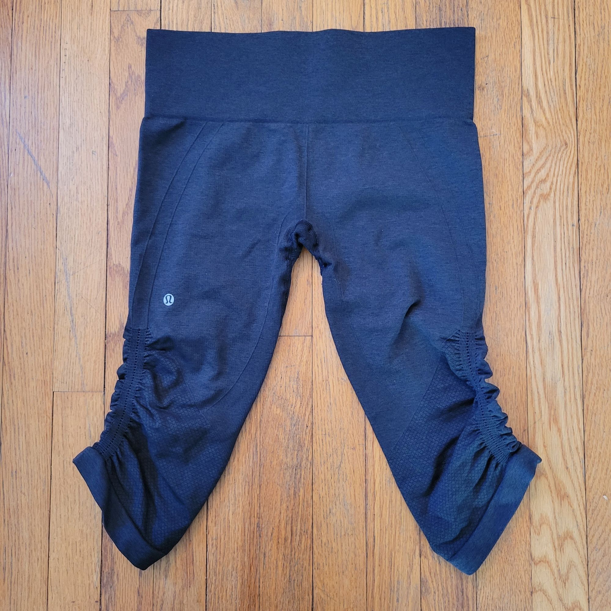 Lululemon Yoga Crop Leggings Ruched Details High Waist 8 IN
