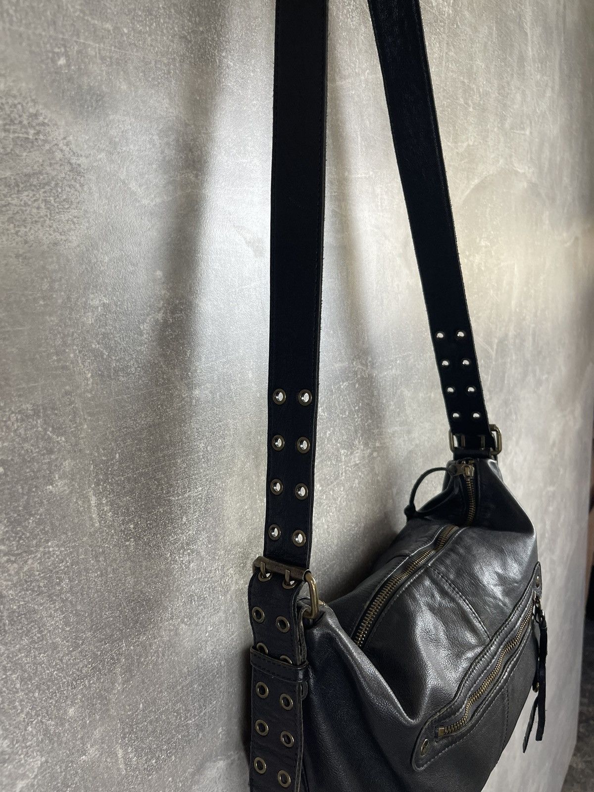 Vintage Vintage Leather Crossbody Bag Grommet Strap&Zipper Pocket Size ONE SIZE - 5 Thumbnail
