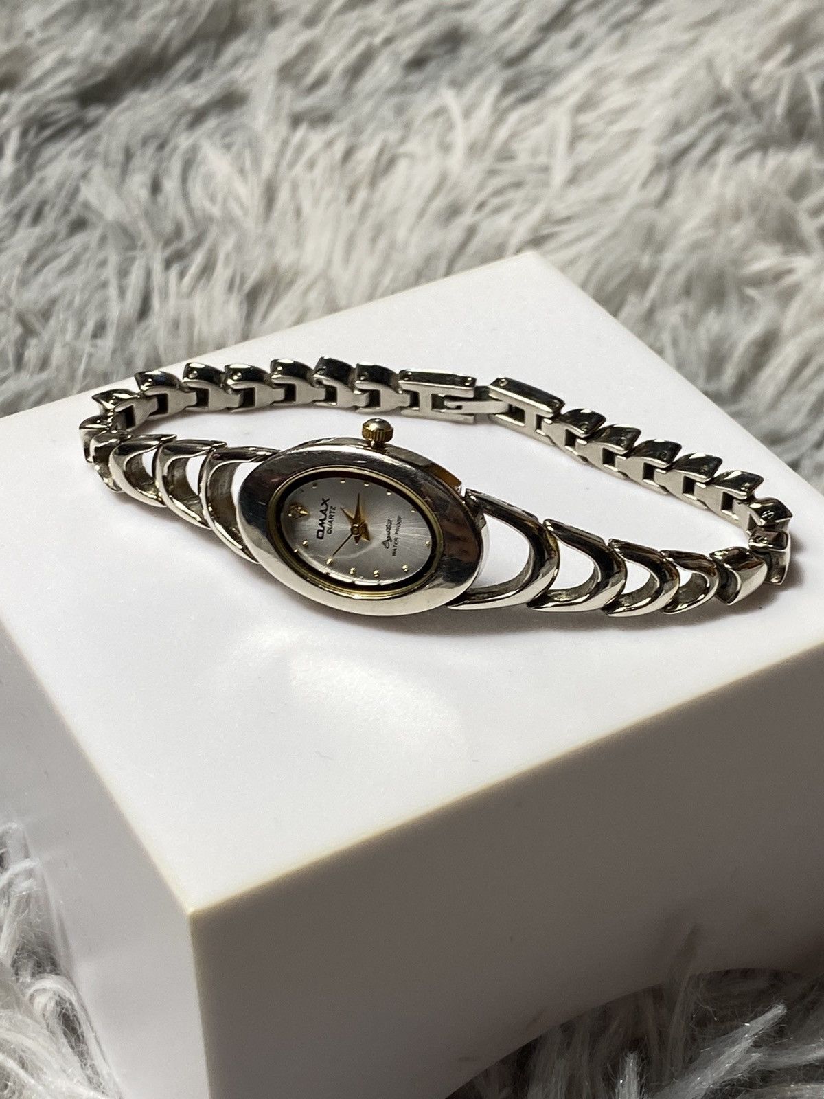 Japanese Brand Futuristic Oval Omax Quartz Watch - Japanese Brand Size ONE SIZE - 7 Thumbnail
