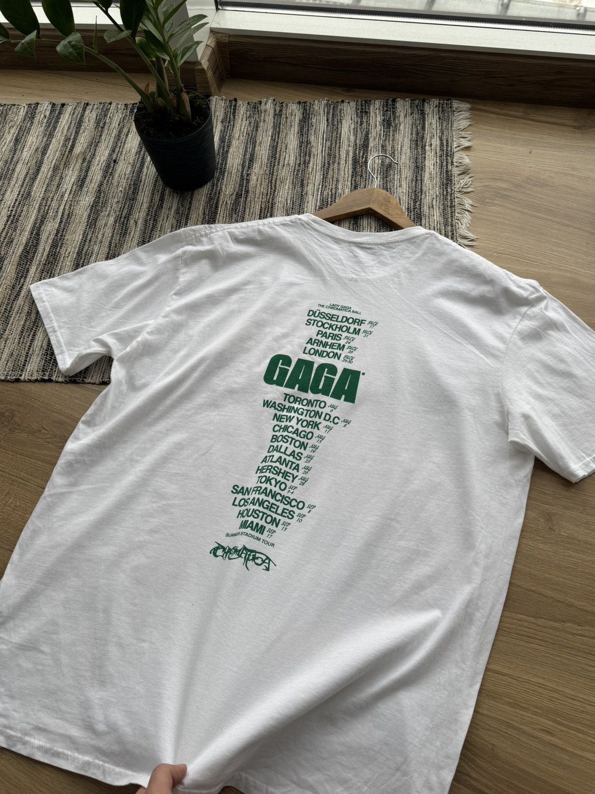 Band Tees LADY GAGA THE CHROMATICA BALL TOUR 2022 T-SHIRT OFFICIAL M Size US M / EU 48-50 / 2 - 5 Thumbnail