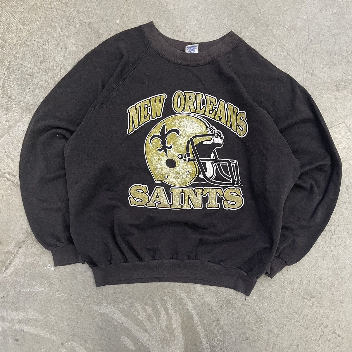 BooTeeQue NFL New Orleans Saints Vintage Tailgate Party Crewneck Sweatshirt