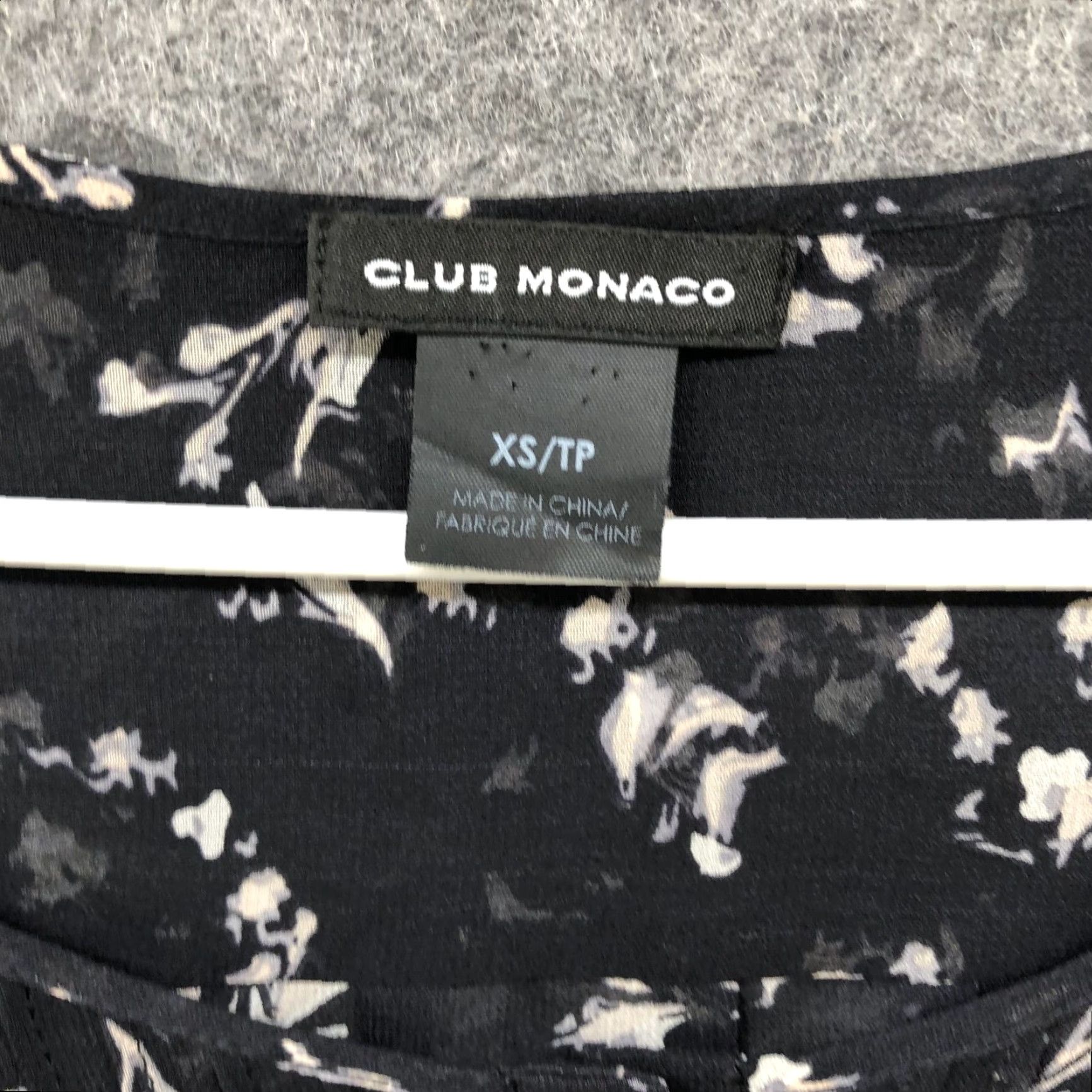 Club Monaco Club Monaco Women's XS Black Floral 100% Silk Popover Top 3/4 Sleeve Pintuck Blouse Size XS / US 0-2 / IT 36-38 - 5 Thumbnail