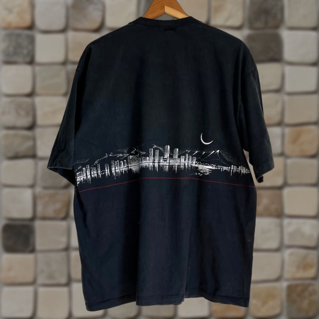Vintage VINTAGE Crazy Shirts Hawaii Honolulu City Lights T-Shirt Double-Sided XL Men’s 90s Black Cotton Shirt Size US XL / EU 56 / 4 - 1 Thumbnail
