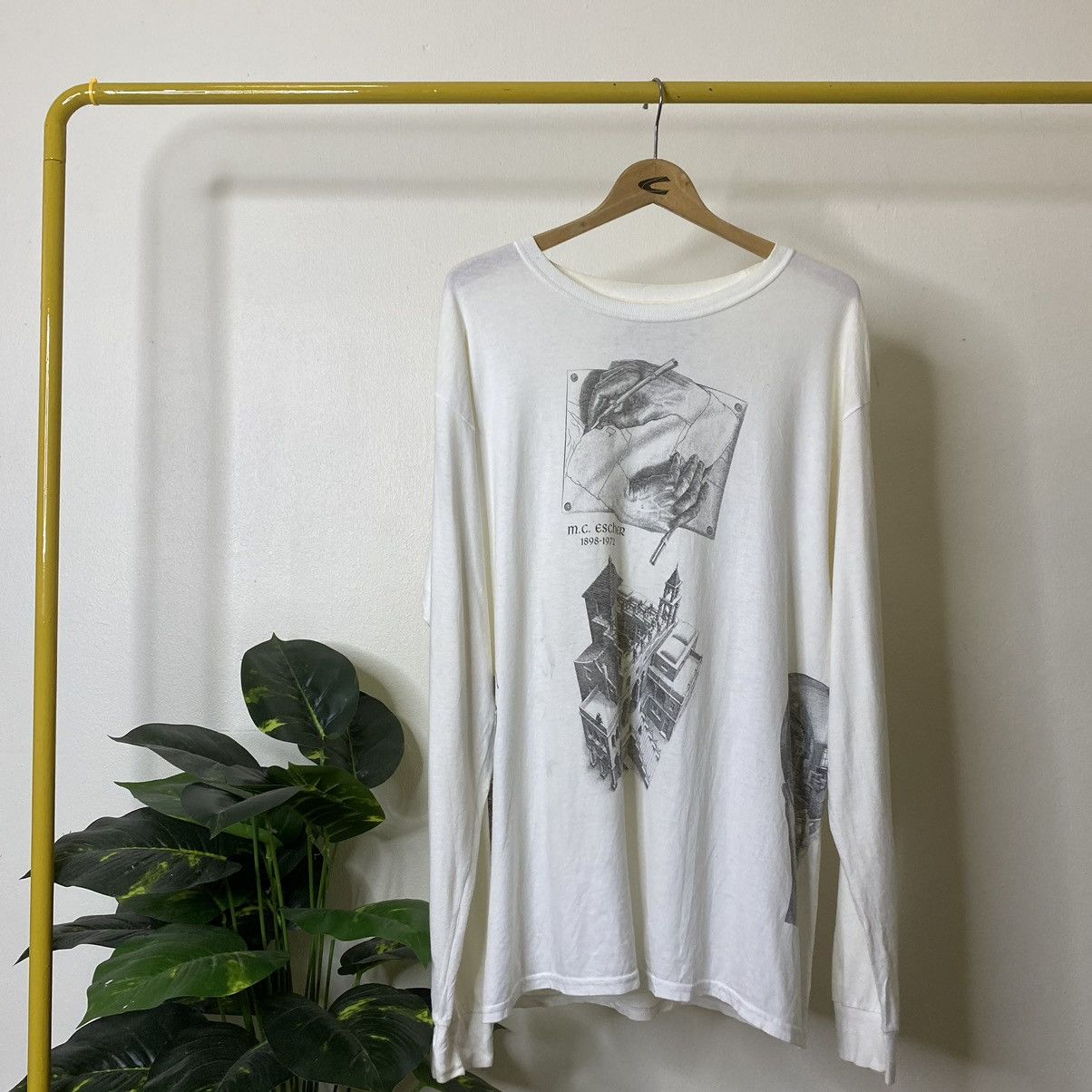 Vintage Drawing Hands Lithograph By M.C. Escher Artwork T Shirt Size US L / EU 52-54 / 3 - 1 Thumbnail