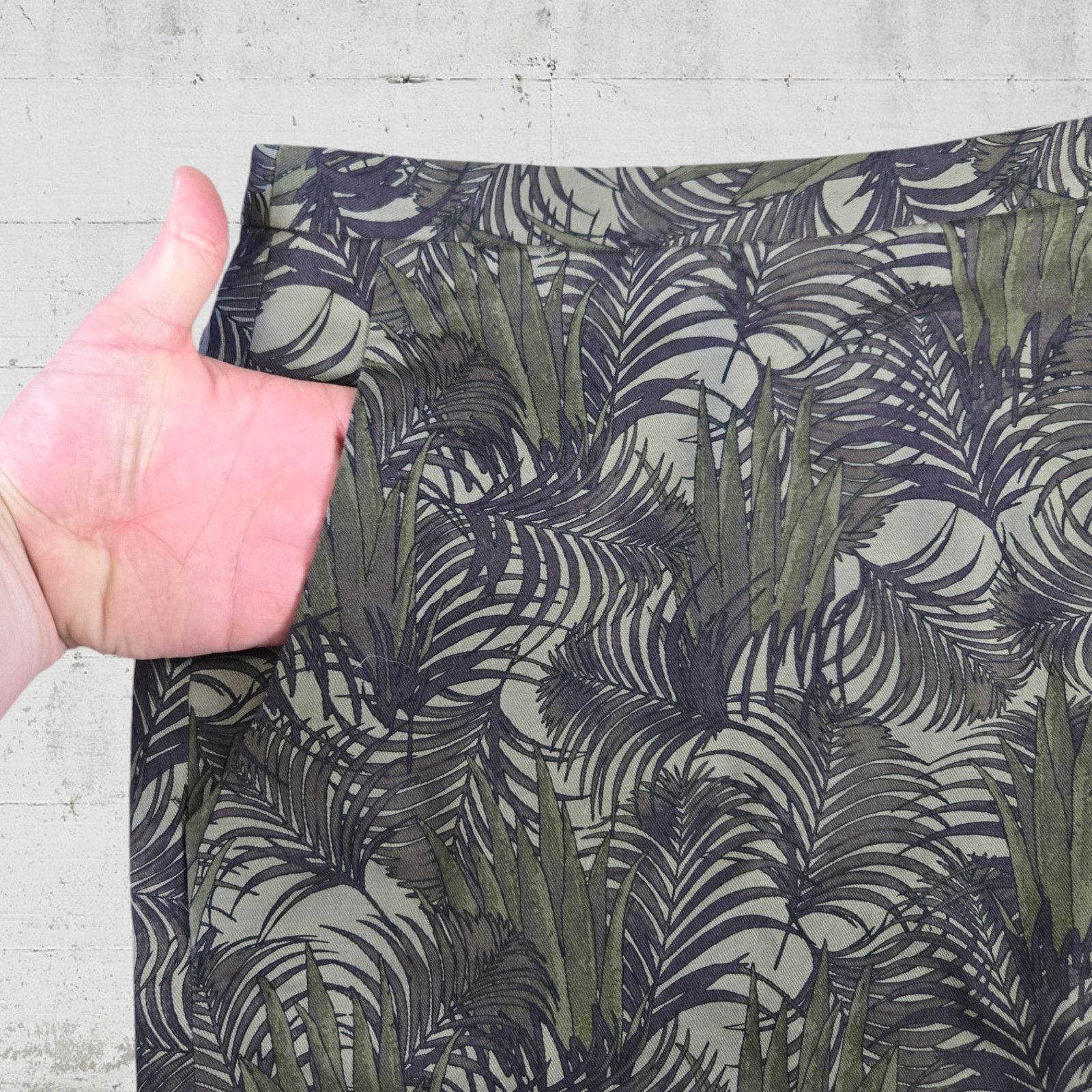 Uniqlo Carine Roitfeld Uniqlo Green Jungle Print Skirt Size 2 Size 26" / US 2 / IT 38 - 4 Thumbnail
