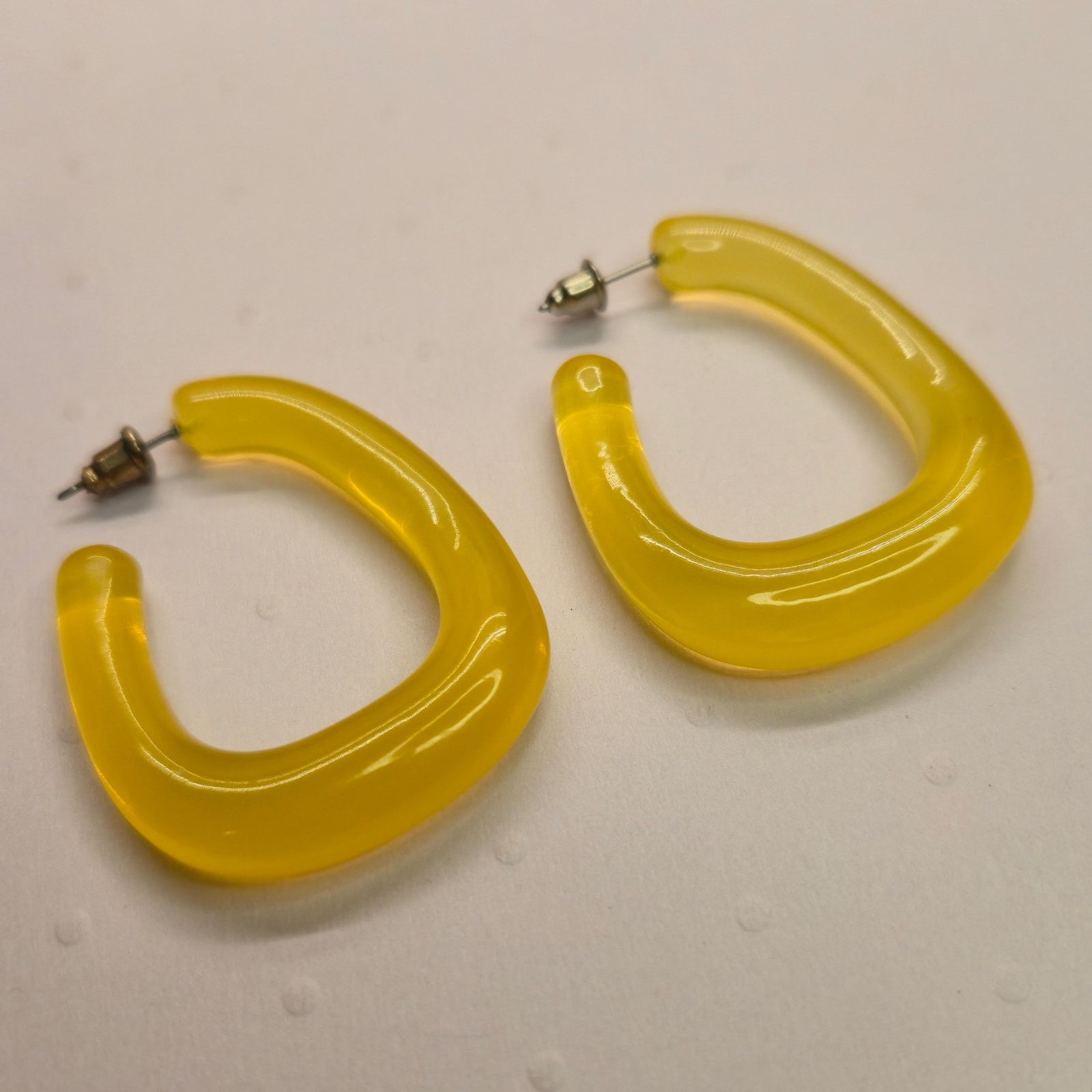 Vintage Vintage Mod Acrylic U-Shape Mini Hoop Earrings Geometric Size ONE SIZE - 7 Thumbnail