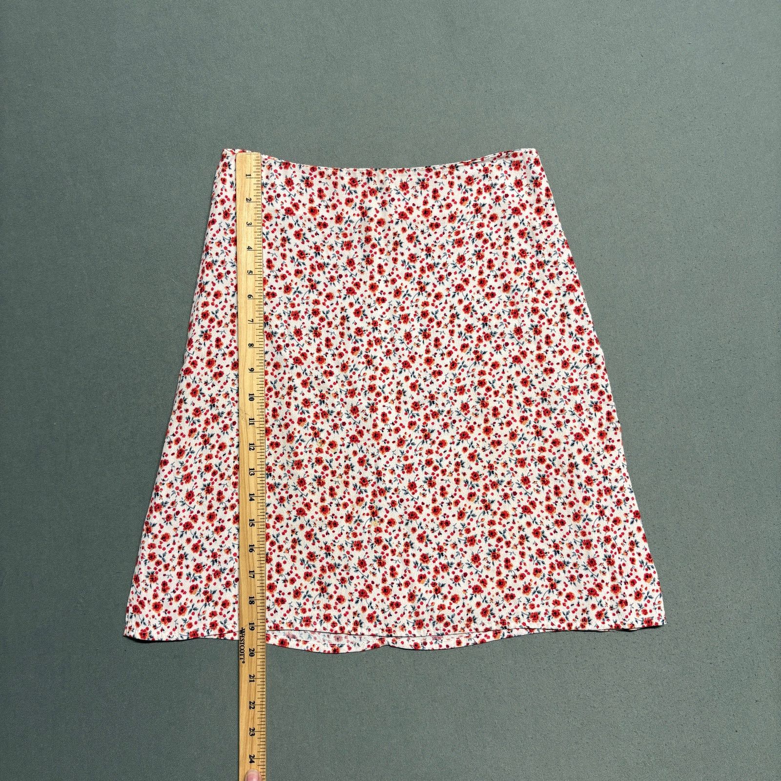 Brandy Melville Brandy Melville Floral Mini Skirt Red White Viscose One Size Size 25" / US 0 / IT 36 - 6 Thumbnail