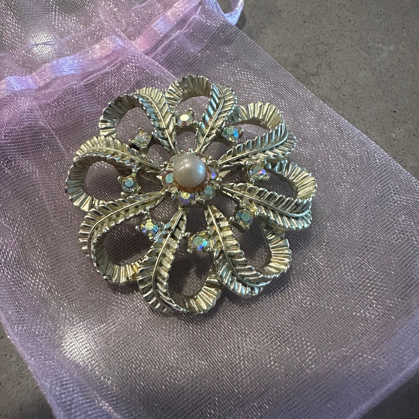 The Unbranded Brand Vintage Gold Tone Filigree Flower Brooch Size ONE SIZE - 1 Thumbnail