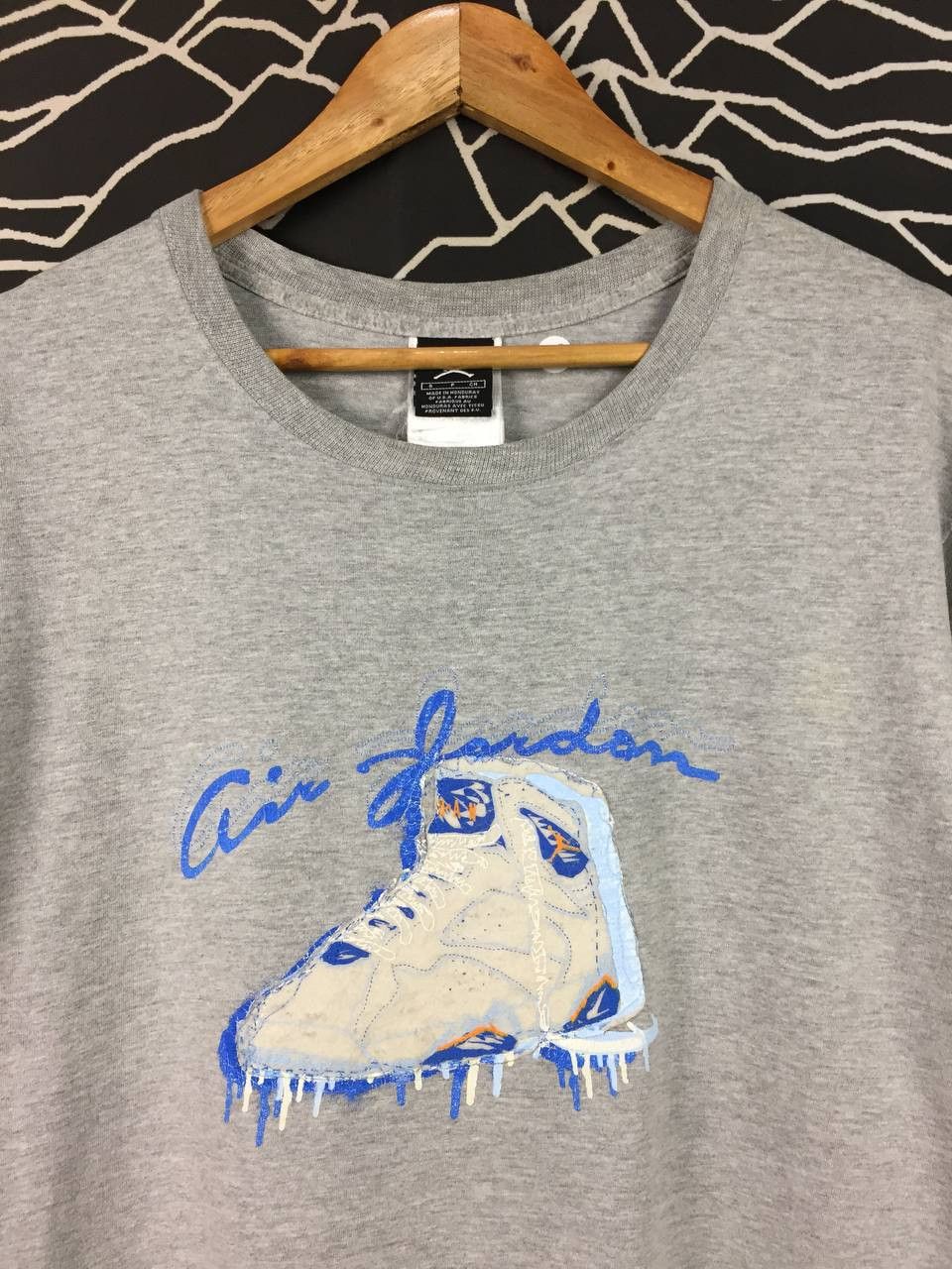 Nike Vtg Nike Air Jordan Jumpman Frozen Sneaker Graphic Tee Size US S / EU 44-46 / 1 - 3 Thumbnail