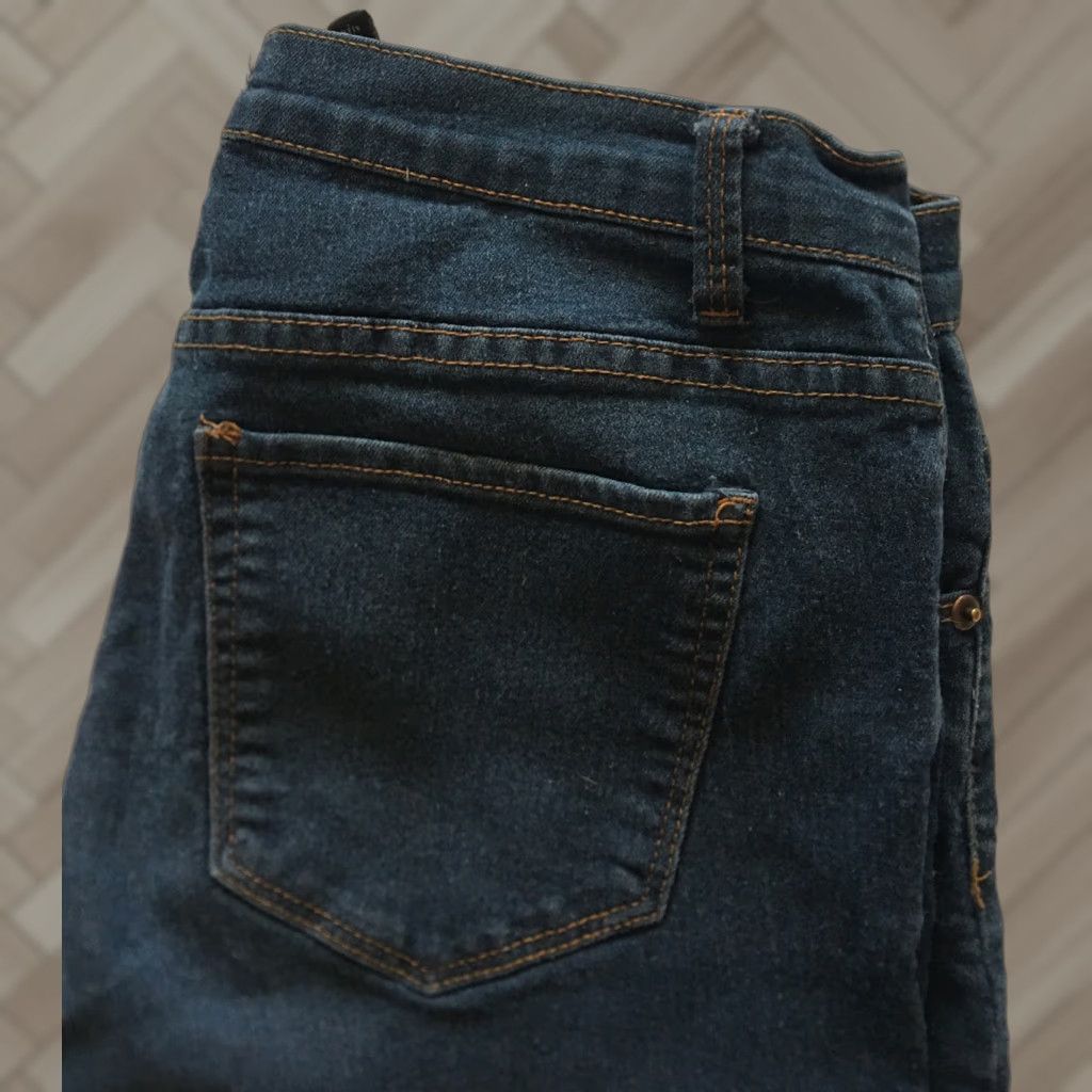Forever 21 Forever 21 Jeans Women’s 29 Dark Blue Skinny Mid Rise Stretch / 29 in Dark Wash Jeans Womens Size 29" - 1 Thumbnail