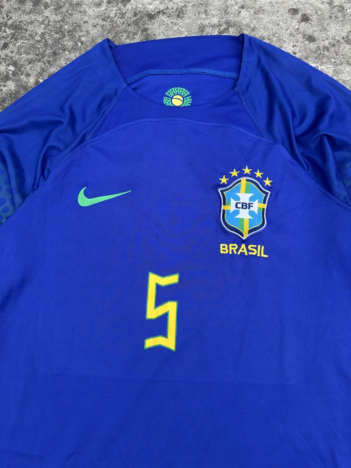 Vintage Vintage Nike Brazil 5 Casemiro Soccer Jersey Blokecore L Y2K Size US L / EU 52-54 / 3 - 2 Thumbnail